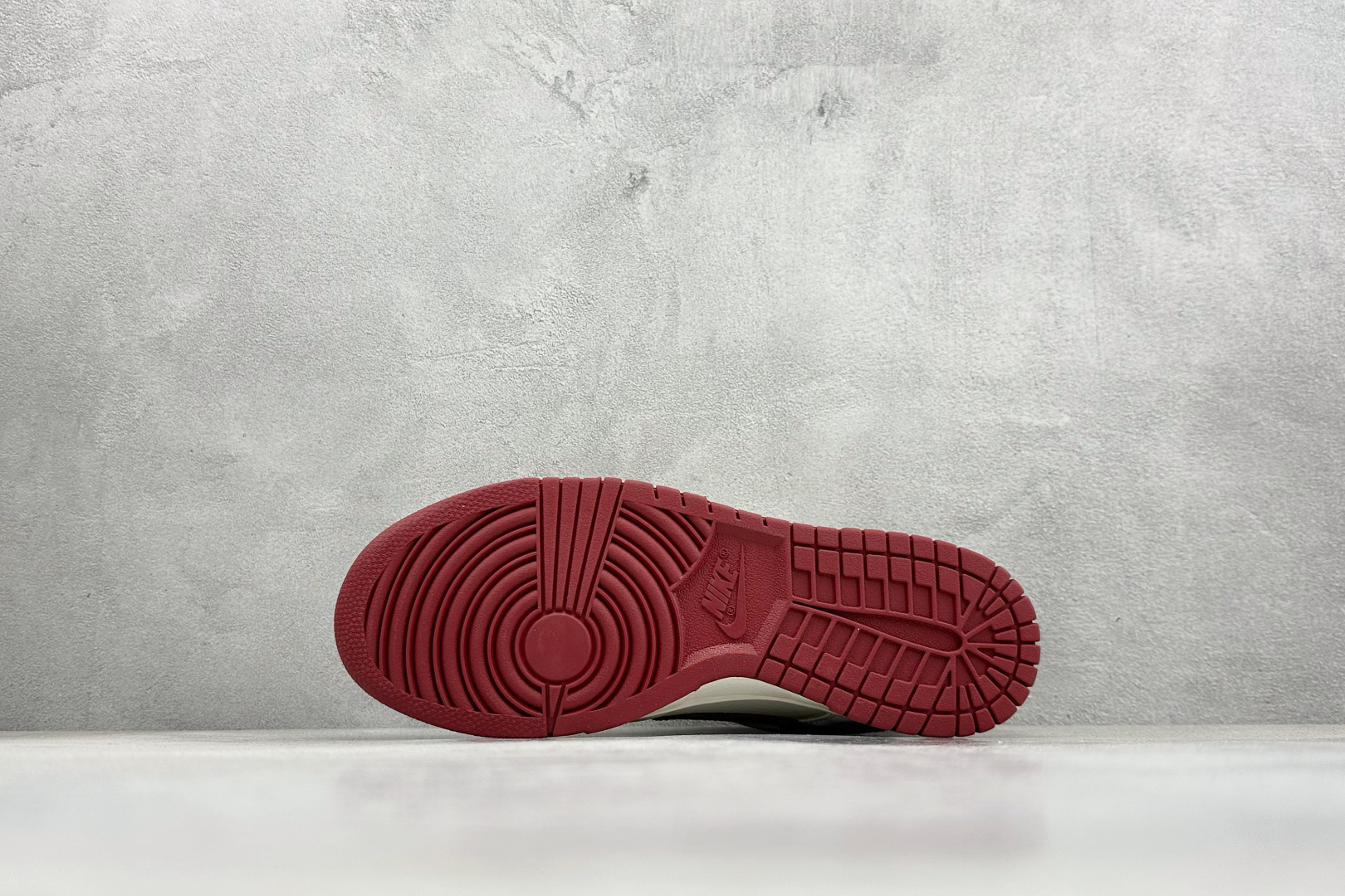 280 XC版Nike SB Dunk Low“古驰联名——米白酒红底” 周年高端定制 低帮休闲板鞋 SR8888-013