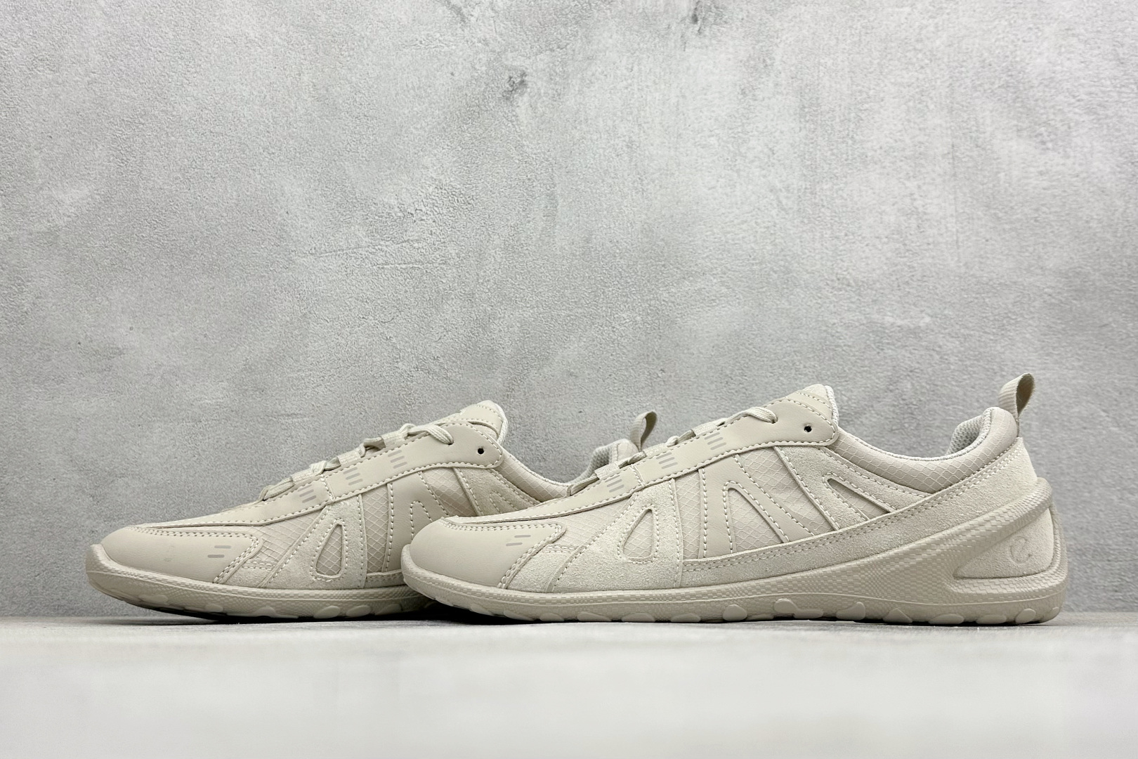 200 ECCO爱步运动休闲鞋 轻便缓震跑步鞋 802433-60779