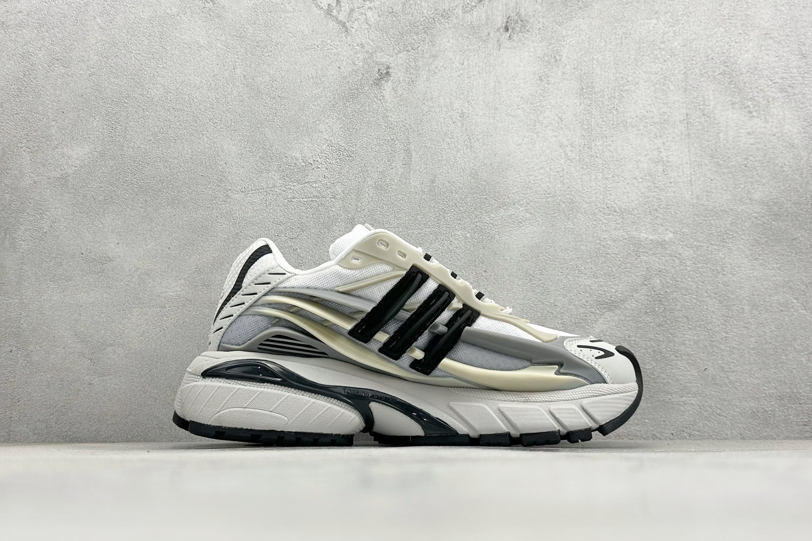 240 Pharrell x AD Adistar Jellyfish 联名款低帮复古风老爹鞋 JP9265