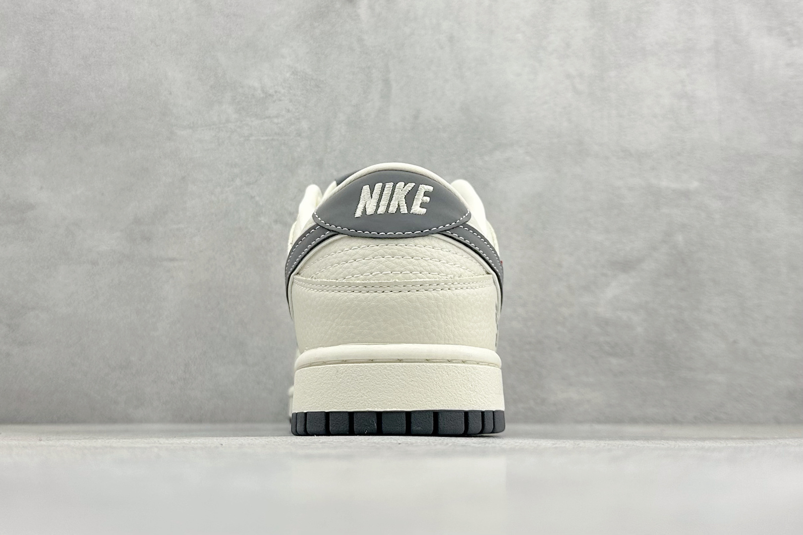 280 Nike SB Dunk Low “off white联名------白灰双沟” 高端定制 低帮休闲板鞋 SD8888-005