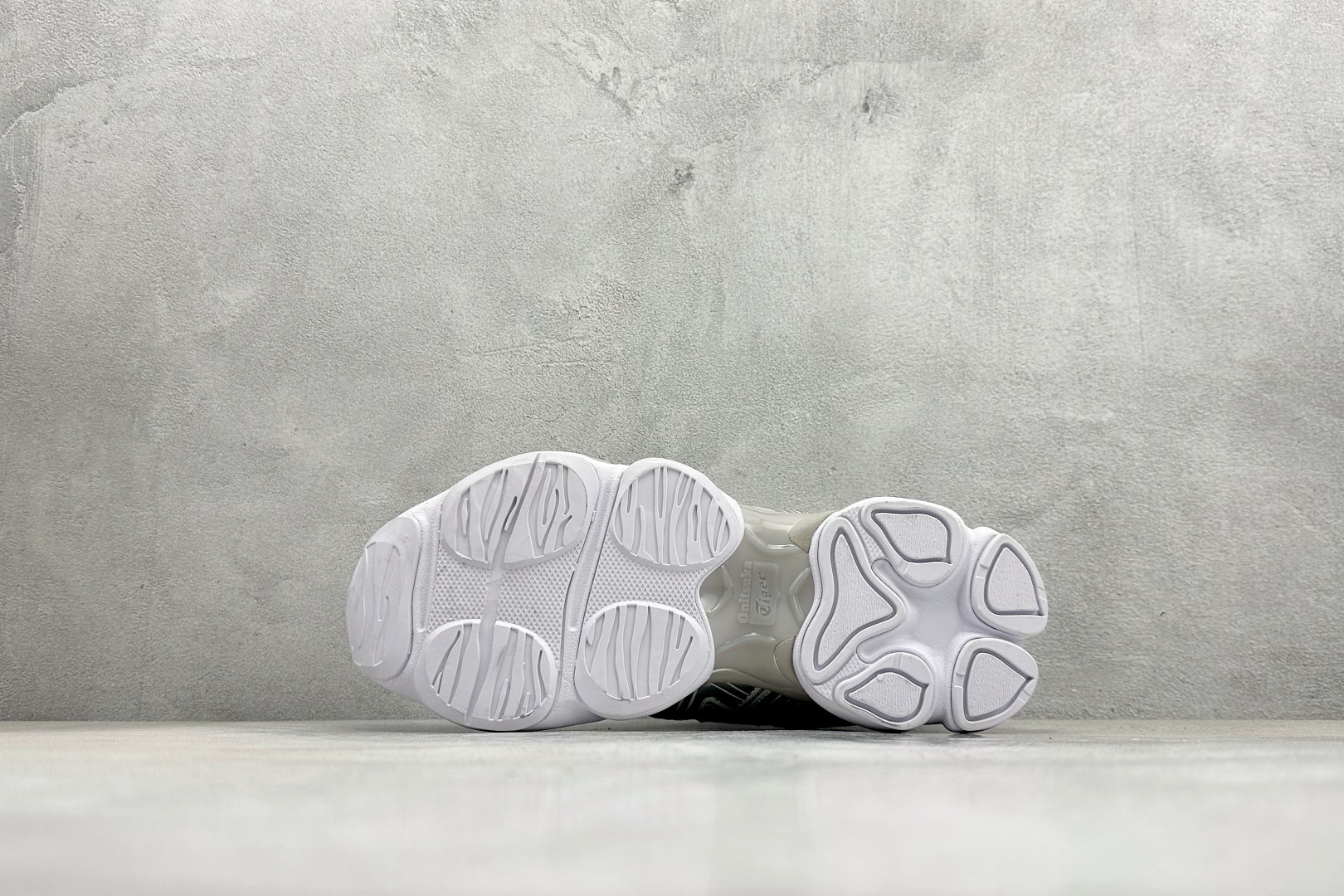 200 Onitsuka Tiger鬼塚虎 TIGRUN 时尚百搭 耐磨 低帮 生活休闲鞋 1183C478-020