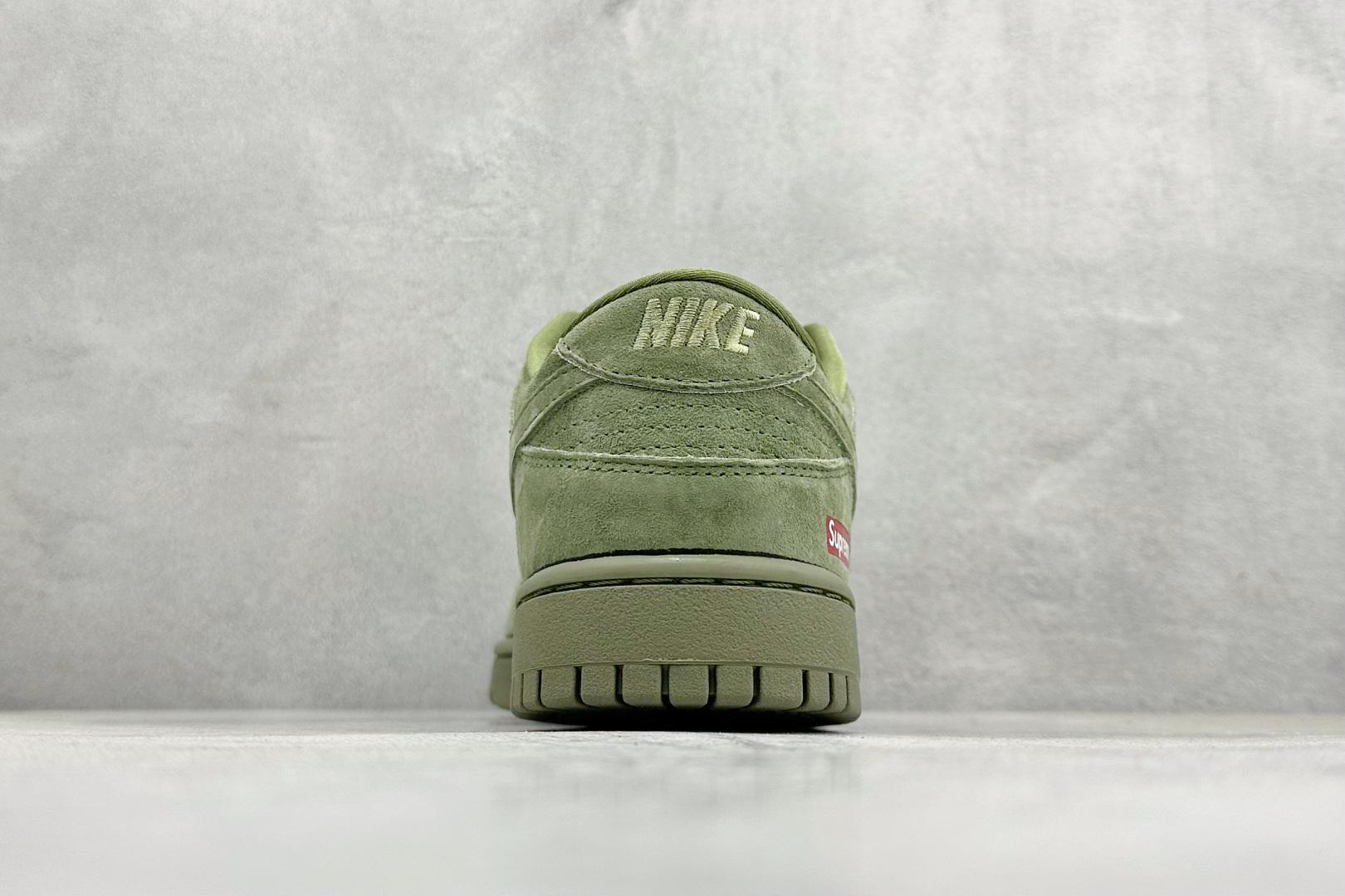 280 Nike SB Dunk Low “Superme联名------军绿麂皮” 高端定制 低帮休闲板鞋 SD8888-003
