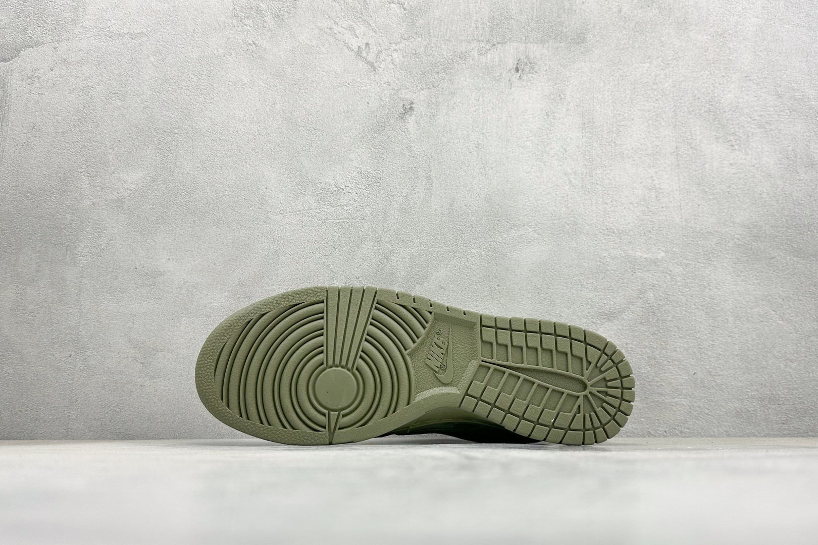 280 Nike SB Dunk Low “Superme联名------军绿麂皮” 高端定制 低帮休闲板鞋 SD8888-003