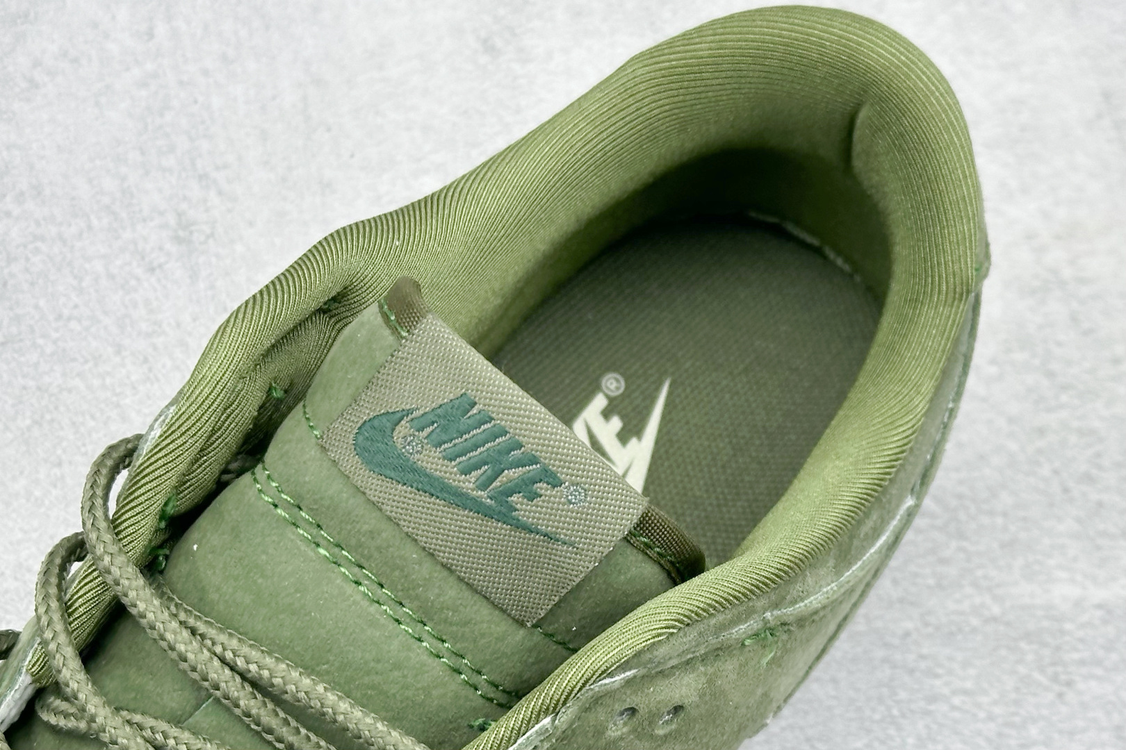 280 Nike SB Dunk Low “Superme联名------军绿麂皮” 高端定制 低帮休闲板鞋 SD8888-003