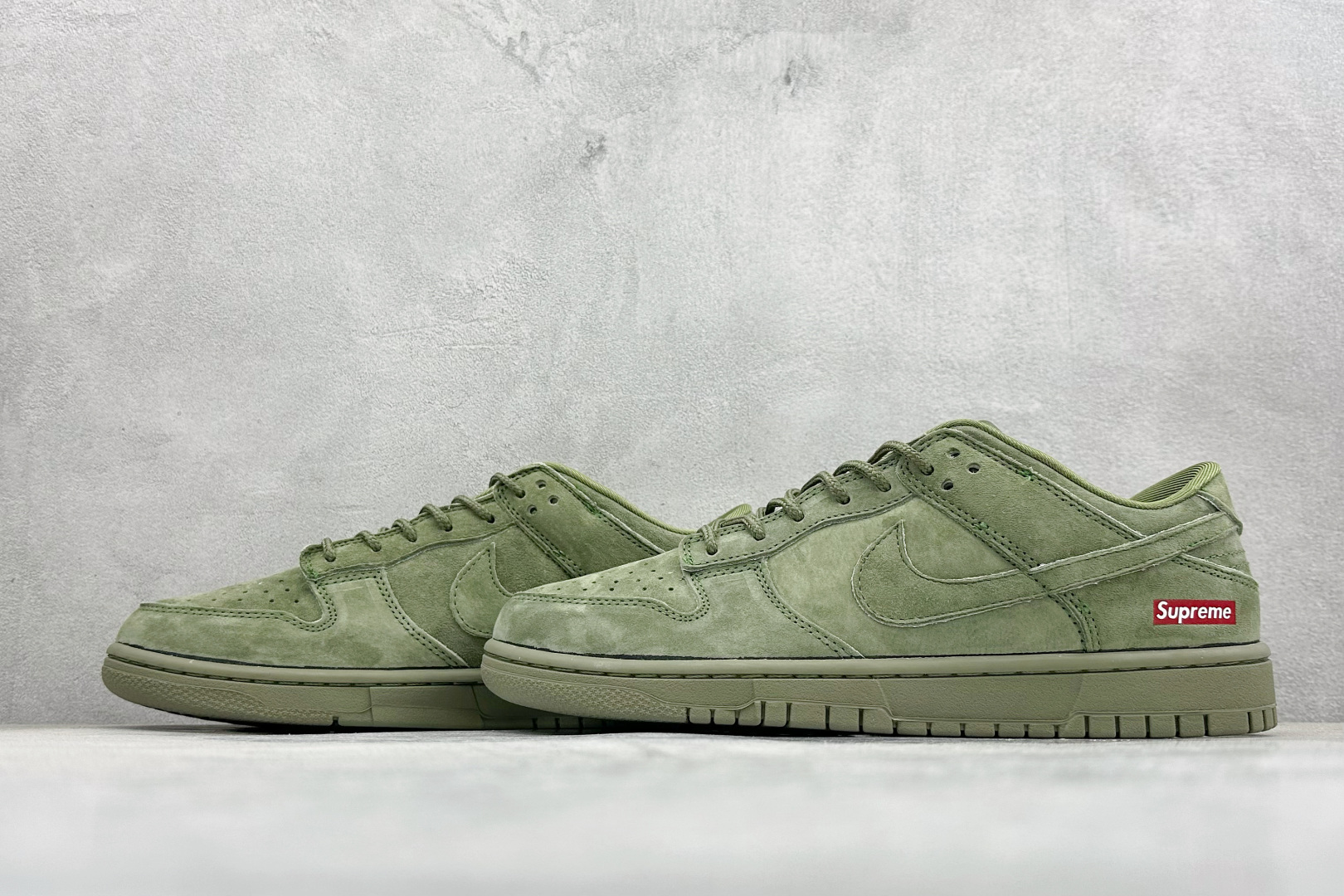 280 Nike SB Dunk Low “Superme联名------军绿麂皮” 高端定制 低帮休闲板鞋 SD8888-003