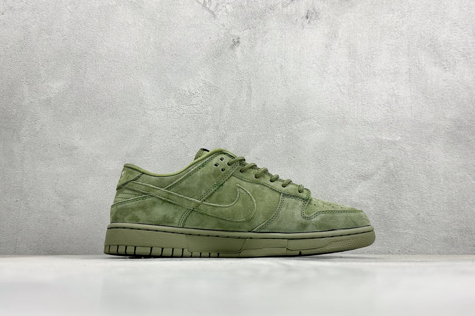 280 Nike SB Dunk Low “Superme联名------军绿麂皮” 高端定制 低帮休闲板鞋 SD8888-003