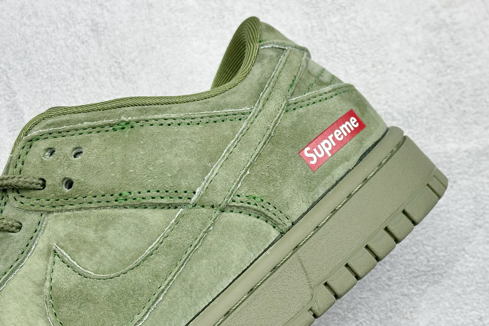 280 Nike SB Dunk Low “Superme联名------军绿麂皮” 高端定制 低帮休闲板鞋 SD8888-003