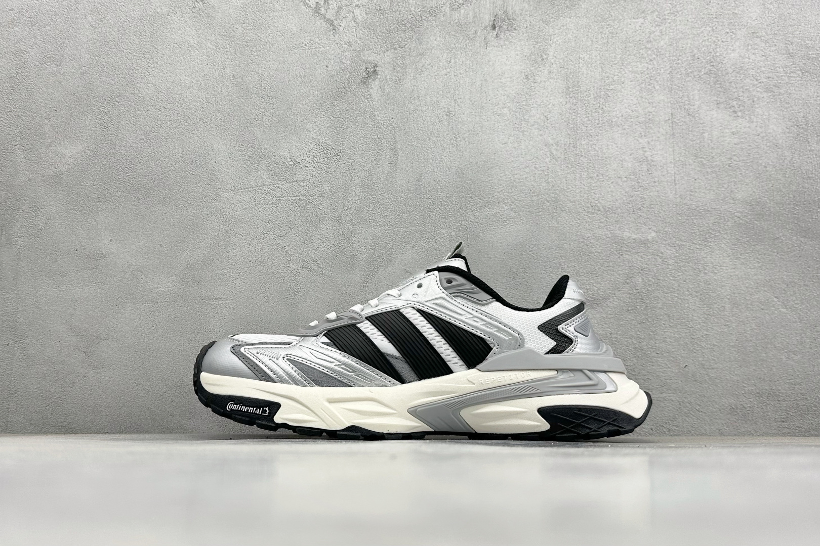 Adidas XLG Storm Edge 阿迪复古透气休闲老爹鞋
货号：JS0059 
尺码：36 36.5 37 38 38.5 39 40 40.5 41 42 42.5 43 44 44.5 45
编码：30