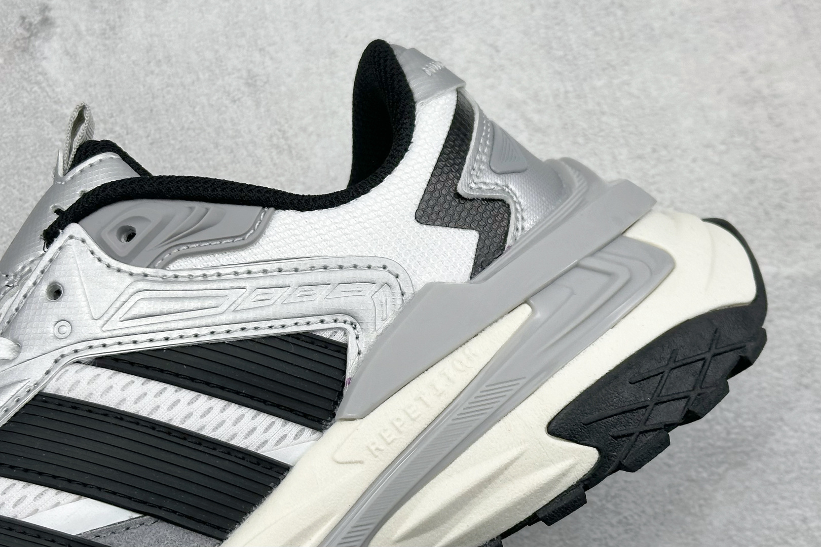 200 XS版AdidXLG StoEdge 阿迪复古透气休闲老爹鞋 JS0059