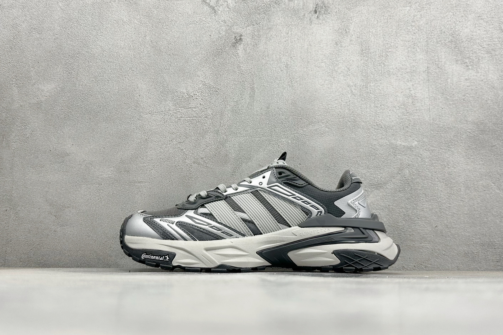 Adidas XLG Storm Edge 阿迪复古透气休闲老爹鞋
货号：KK1002
尺码：36 36.5 37 38 38.5 39 40 40.5 41 42 42.5 43 44 44.5 45
编码：30