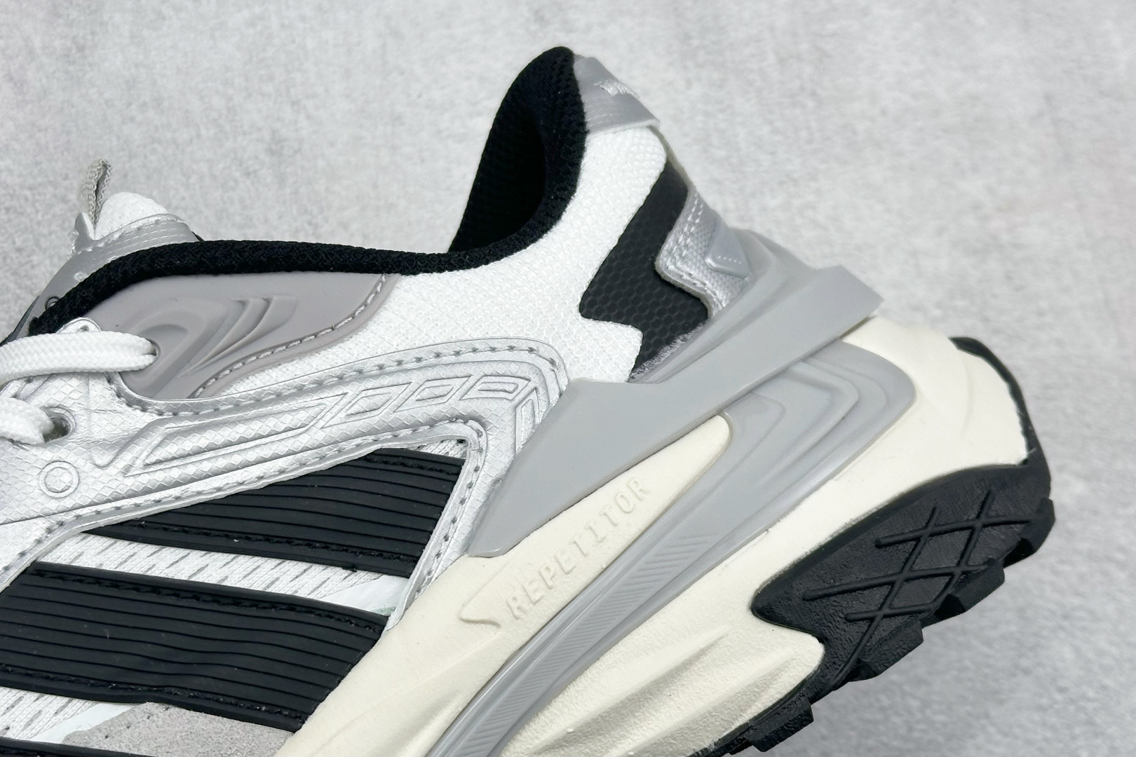 200 AdidXLG STOEDGE 舒适百搭减震耐磨透气老爹鞋 JS0059