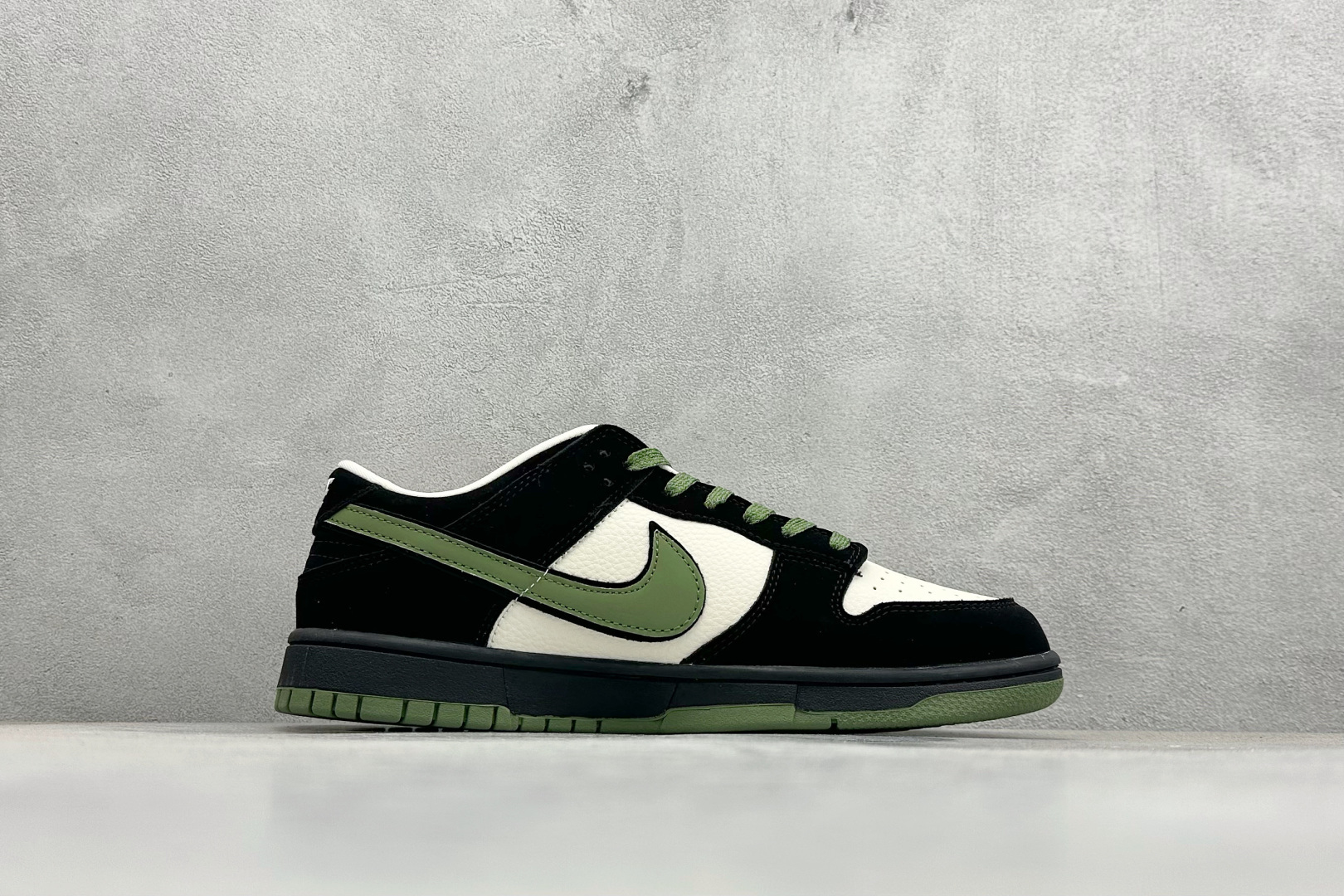 280 Nike SB Dunk Low “Superme联名------军绿麂皮” 高端定制 低帮休闲板鞋 SD8888-006