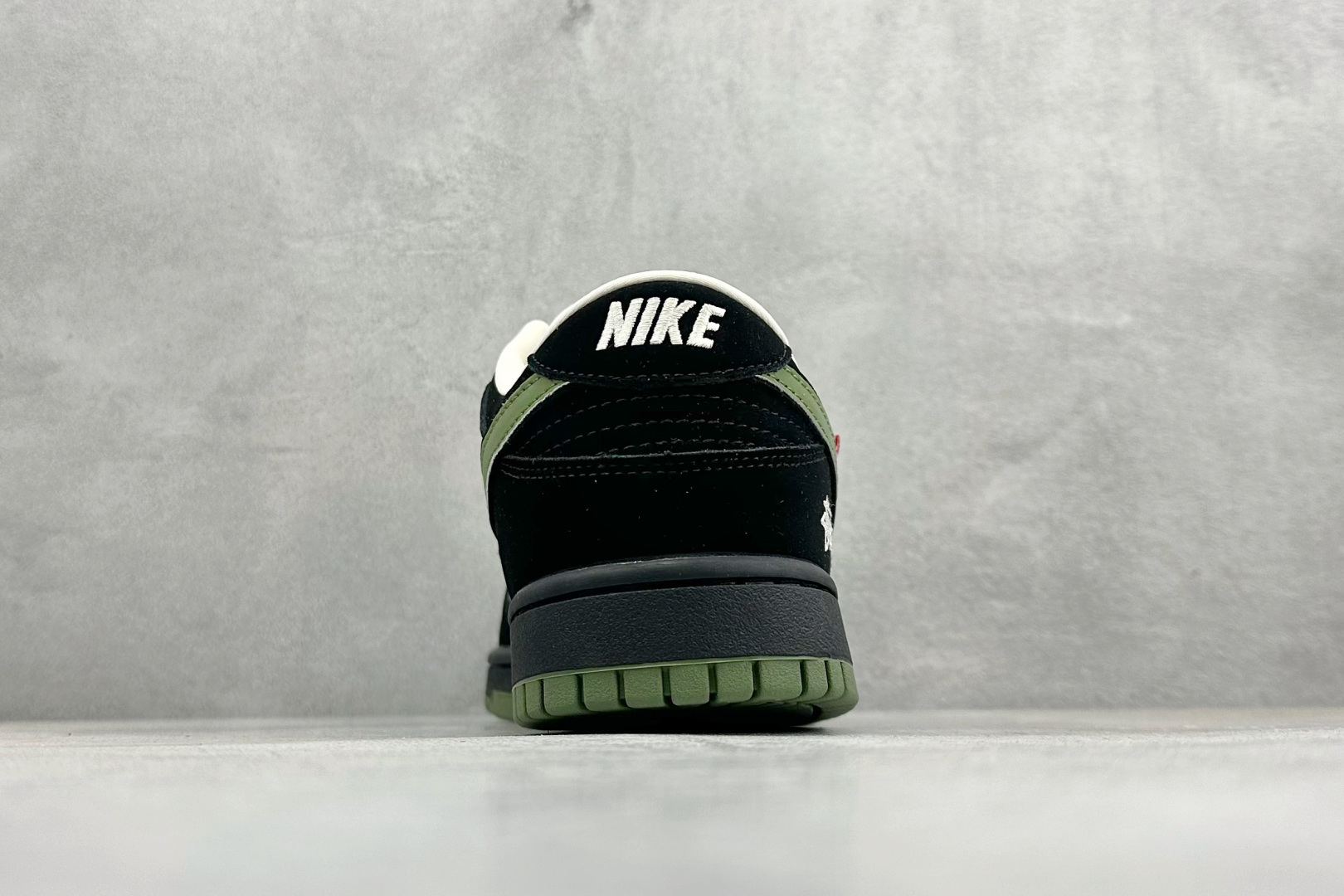 280 Nike SB Dunk Low “Superme联名------军绿麂皮” 高端定制 低帮休闲板鞋 SD8888-006