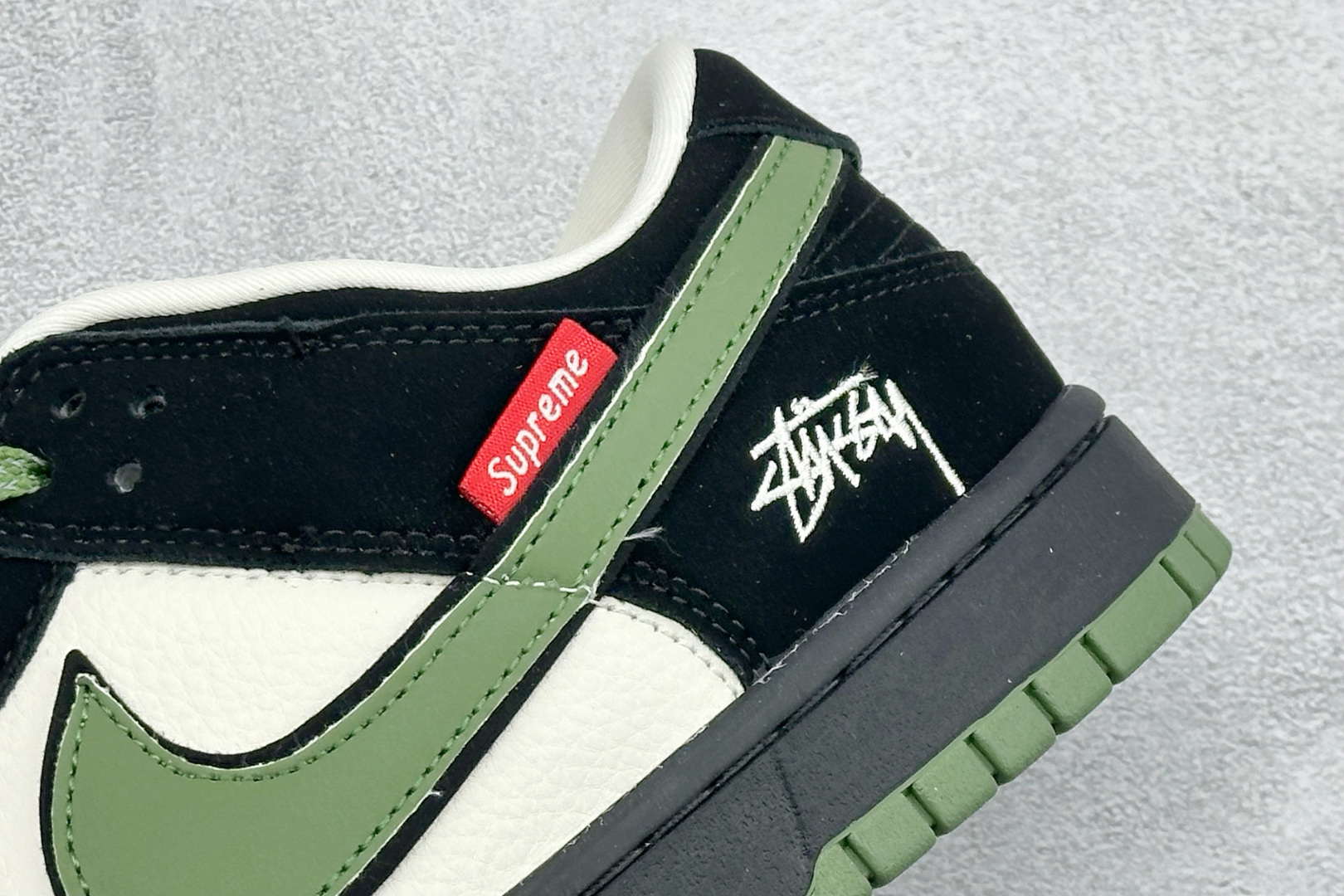 280 Nike SB Dunk Low “Superme联名------军绿麂皮” 高端定制 低帮休闲板鞋 SD8888-006