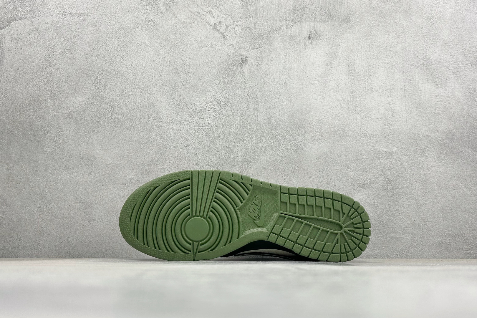 280 Nike SB Dunk Low “Superme联名------军绿麂皮” 高端定制 低帮休闲板鞋 SD8888-006