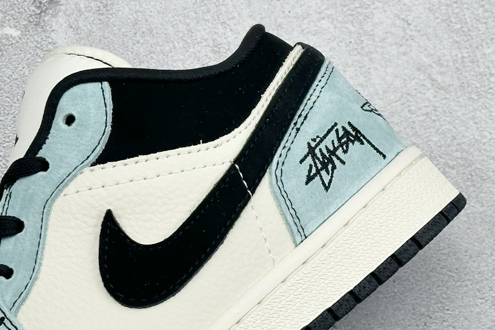 280 Nike Air Force 1 '07 Low “斯图西联名——鬼脸米灰黑”空军一号 QJ1988-005