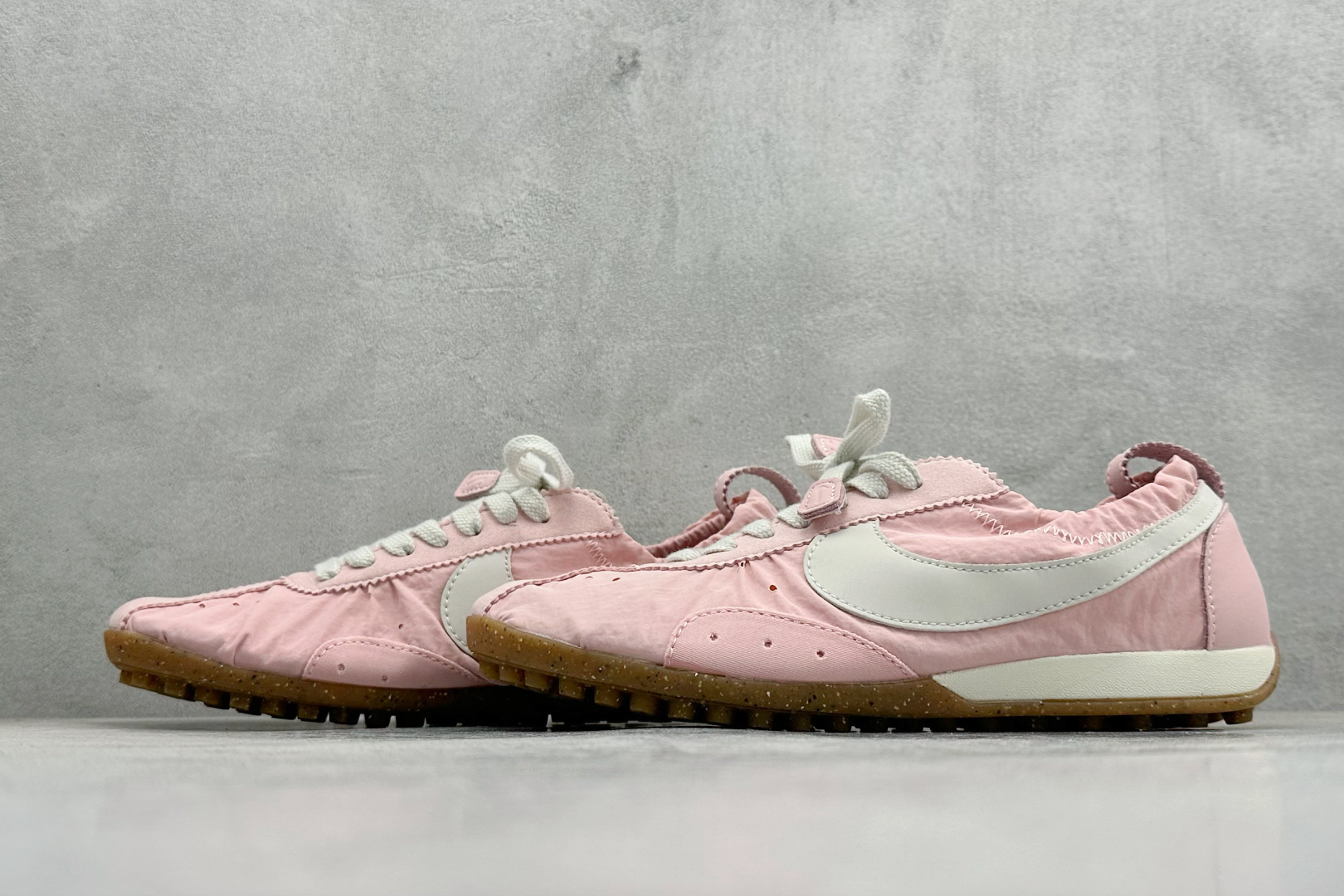 220 NK MoShoe x Jacquemus 联名尼龙复古柔软舒适薄底休闲鞋 HV8547-800