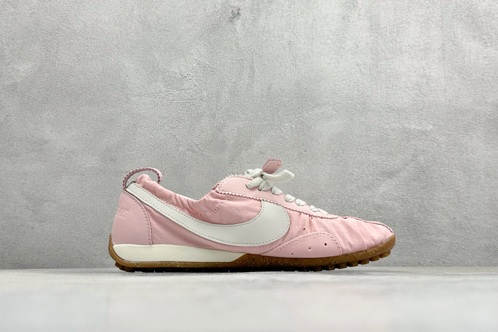 220 NK MoShoe x Jacquemus 联名尼龙复古柔软舒适薄底休闲鞋 HV8547-800