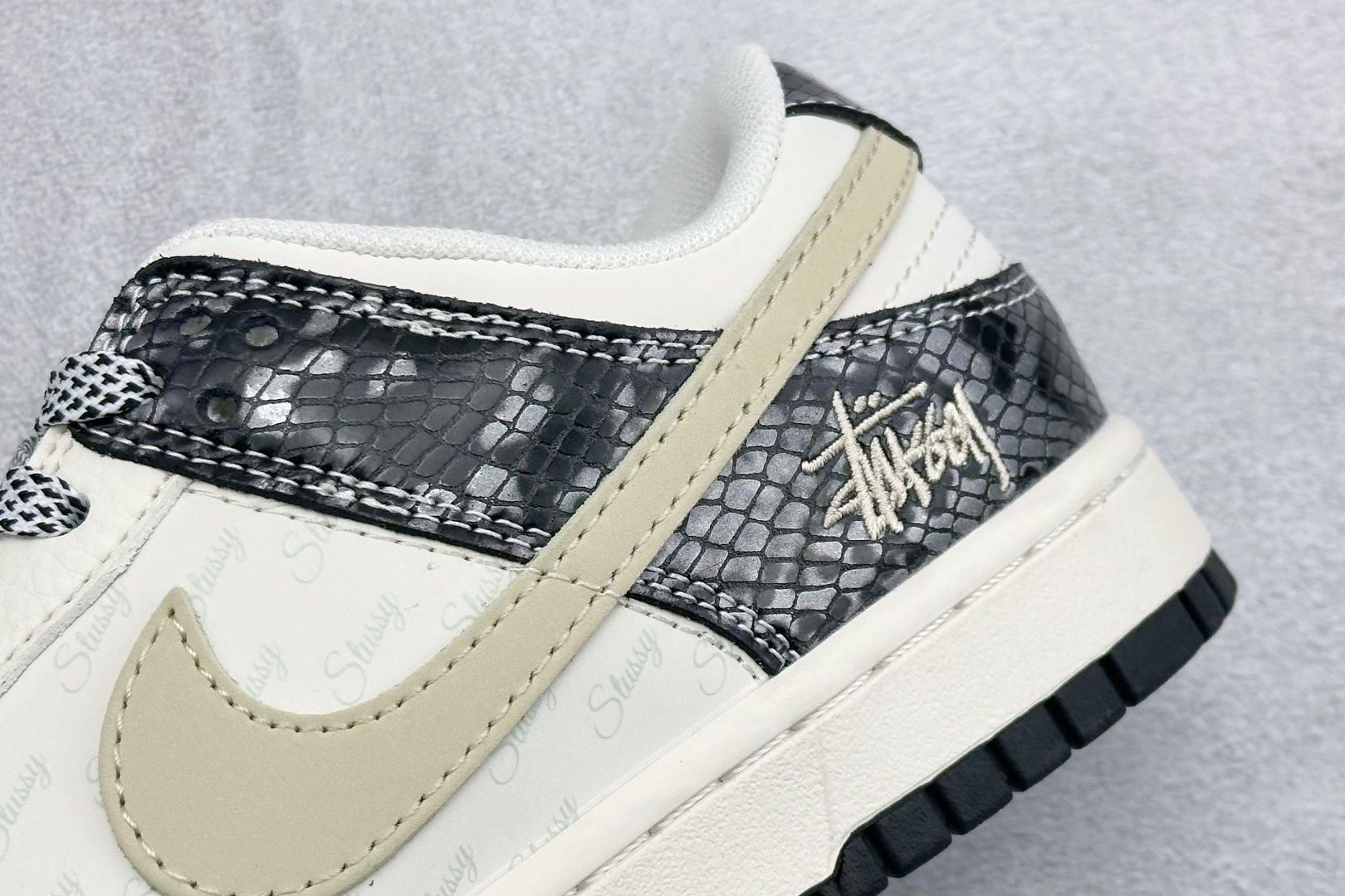 280 XC版Nike SB Dunk Low“斯图西联名——黑鳞” 周年高端定制 低帮休闲板鞋 XS6089-636