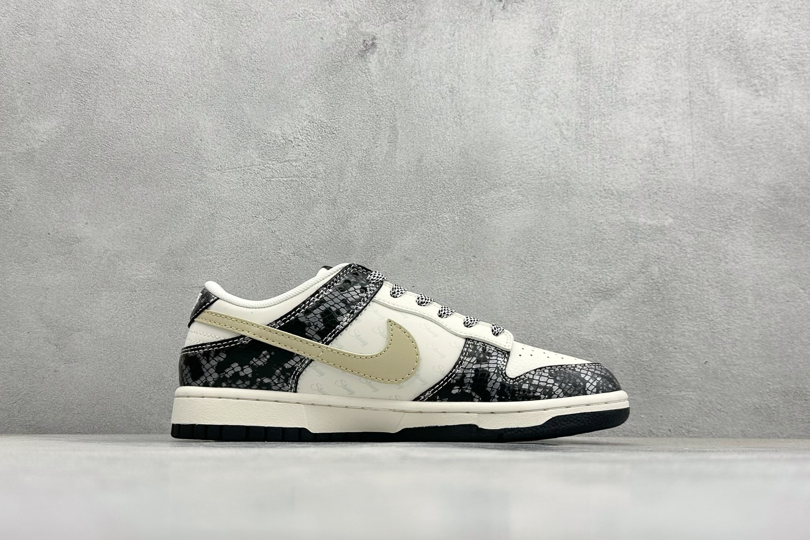 280 XC版Nike SB Dunk Low“斯图西联名——黑鳞” 周年高端定制 低帮休闲板鞋 XS6089-636