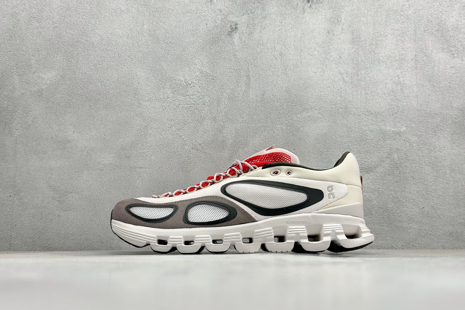 本地170💰
FKA Twigs x On昂跑 Cloud X 联名款舒适轻盈多功能综合低帮跑步鞋
原档案数据一比一开发 鞋面采用针织网眼透气面料结合弹性绑带 提升包裏性和舒适度 鞋头处有防撞设计 内置Speedboard®速度板+Helion™泡棉 灵敏响应 Cloudtec®专利底科技 稳固支撑 可适用在任何高频运动场景
货号:3MF10910710
Size:36-45
编码:29