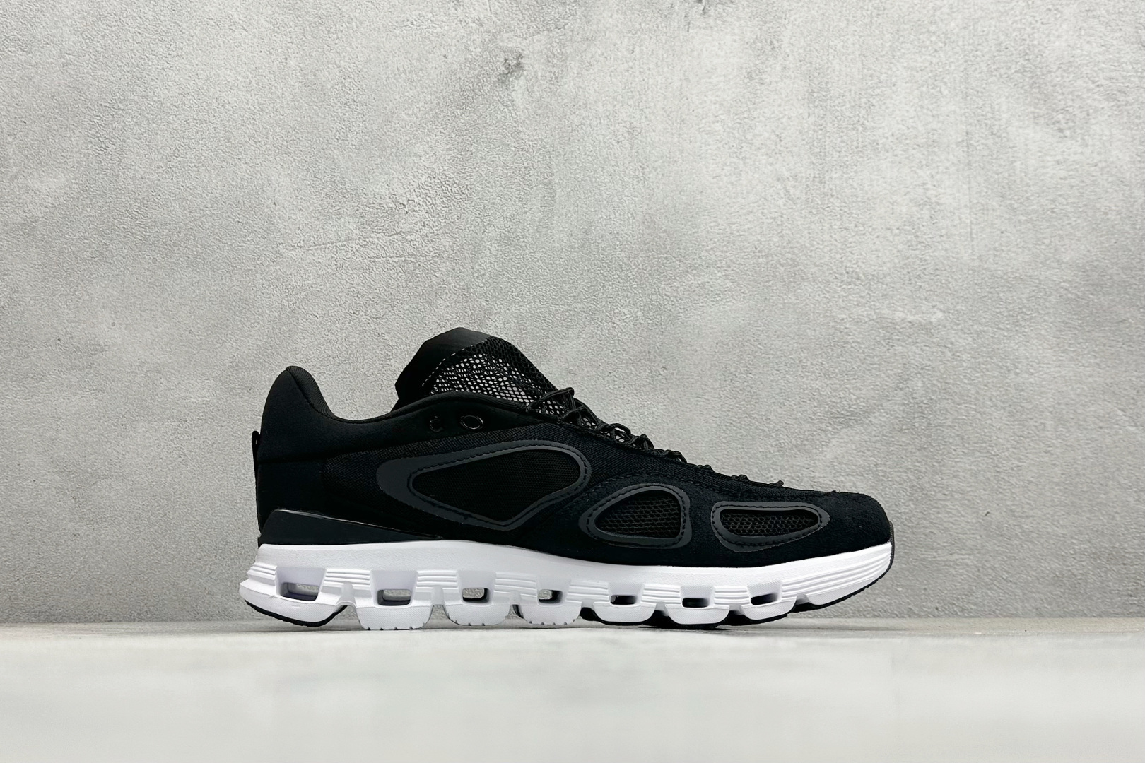 本地170💰
FKA Twigs x On昂跑 Cloud X 联名款舒适轻盈多功能综合低帮跑步鞋
原档案数据一比一开发 鞋面采用针织网眼透气面料结合弹性绑带 提升包裏性和舒适度 鞋头处有防撞设计 内置Speedboard®速度板+Helion™泡棉 灵敏响应 Cloudtec®专利底科技 稳固支撑 可适用在任何高频运动场景
货号:3MF10910556
Size:36-45
编码:29