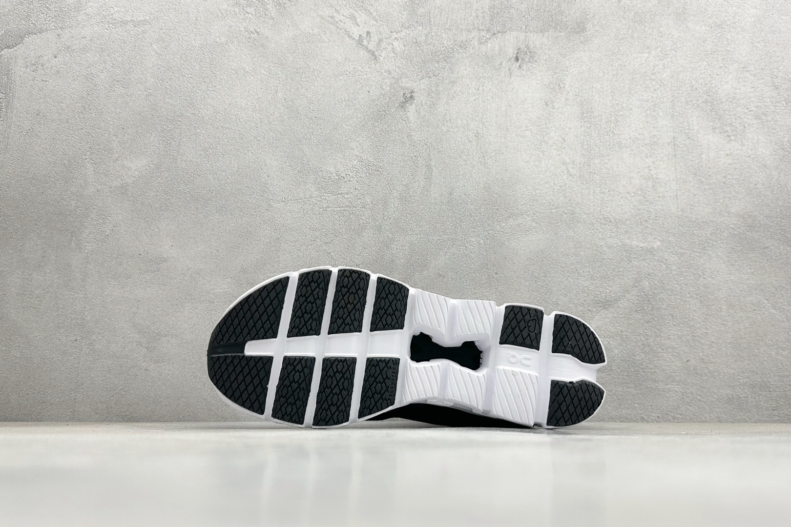 本地170💰
FKA Twigs x On昂跑 Cloud X 联名款舒适轻盈多功能综合低帮跑步鞋
原档案数据一比一开发 鞋面采用针织网眼透气面料结合弹性绑带 提升包裏性和舒适度 鞋头处有防撞设计 内置Speedboard®速度板+Helion™泡棉 灵敏响应 Cloudtec®专利底科技 稳固支撑 可适用在任何高频运动场景
货号:3MF10910556
Size:36-45
编码:29