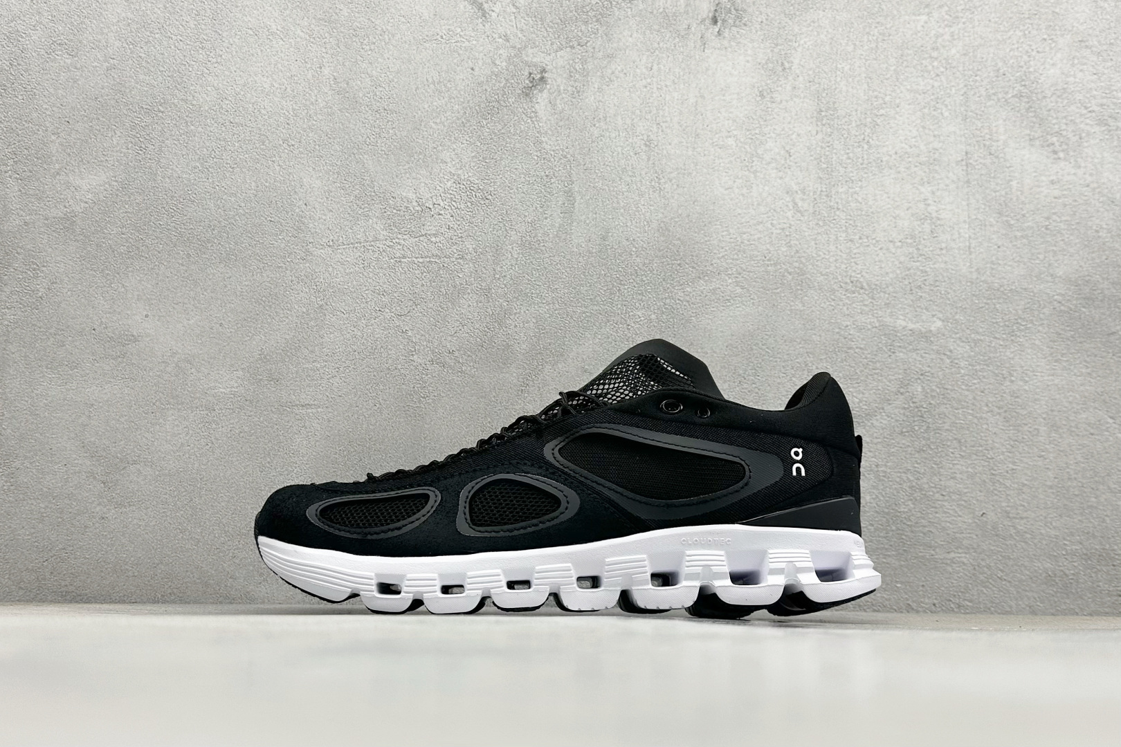 本地170💰
FKA Twigs x On昂跑 Cloud X 联名款舒适轻盈多功能综合低帮跑步鞋
原档案数据一比一开发 鞋面采用针织网眼透气面料结合弹性绑带 提升包裏性和舒适度 鞋头处有防撞设计 内置Speedboard®速度板+Helion™泡棉 灵敏响应 Cloudtec®专利底科技 稳固支撑 可适用在任何高频运动场景
货号:3MF10910556
Size:36-45
编码:29