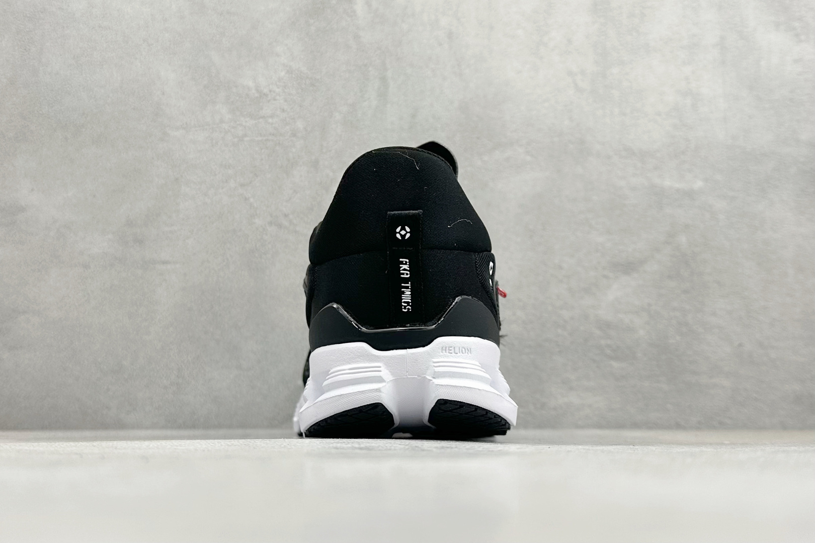 本地170💰
FKA Twigs x On昂跑 Cloud X 联名款舒适轻盈多功能综合低帮跑步鞋
原档案数据一比一开发 鞋面采用针织网眼透气面料结合弹性绑带 提升包裏性和舒适度 鞋头处有防撞设计 内置Speedboard®速度板+Helion™泡棉 灵敏响应 Cloudtec®专利底科技 稳固支撑 可适用在任何高频运动场景
货号:3MF10910556
Size:36-45
编码:29