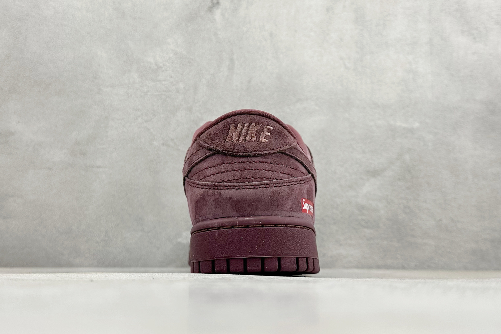 280 Nike SB Dunk Low “Superme联名------酒红麂皮” 高端定制 低帮休闲板鞋 DD1988-004