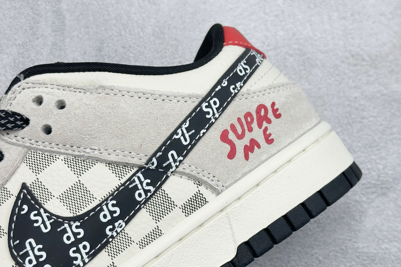 280 Nike SB Dunk Low “Superme联名------奶白格子灰” 高端定制 低帮休闲板鞋 SD8888-007