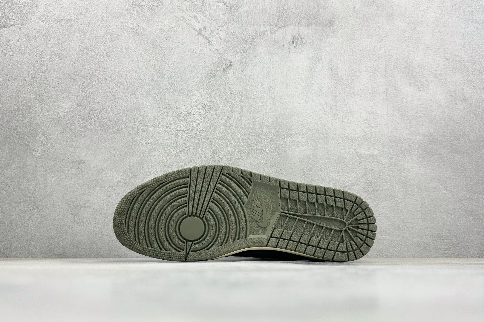 260 F版Travis Scott x Jordan Air Jordan 1 倒钩 5.0Low ”Medium Olive” 黑绿橄榄 DZ4137-106