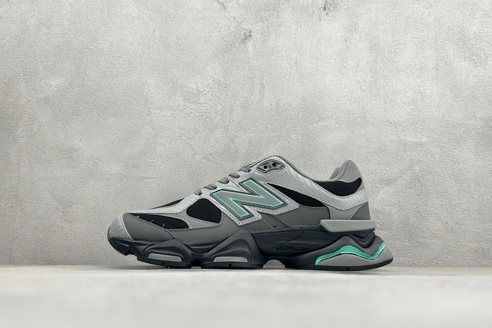 New Balance NB9060系列 复古休闲运动慢跑鞋
#鞋款灵感源自设计师本人对夏日的怀日回忆。鞋面大身由空间双格及磨砂鞋面拼接而生，配以柔和、温暖的粉橘色调，夏日氛围拉满
#采用大面积网眼以及麂皮材质覆盖鞋身，还原经典气质。搭载ABZORB避震科技，由泡沫聚酯制成，上脚可以有效减少由鞋底反弹对身体及双腿的冲击力
货号： U9060JBJ
尺码：36 37 37.5 38 38.5 39 40 40.5 41 42 42.5 43 44 45 
编码：32