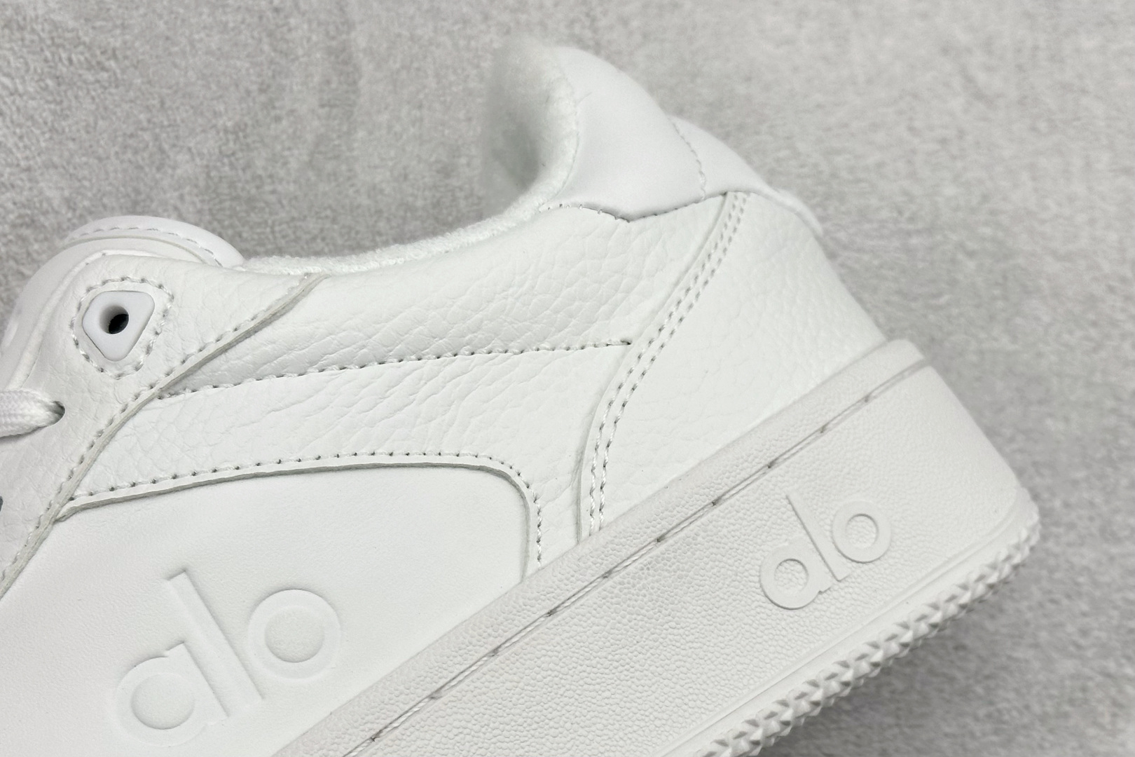 240 K版Alo Yoga Recovery Mode 人气单品 舒适简约防滑耐磨低帮休闲板鞋 A0685U