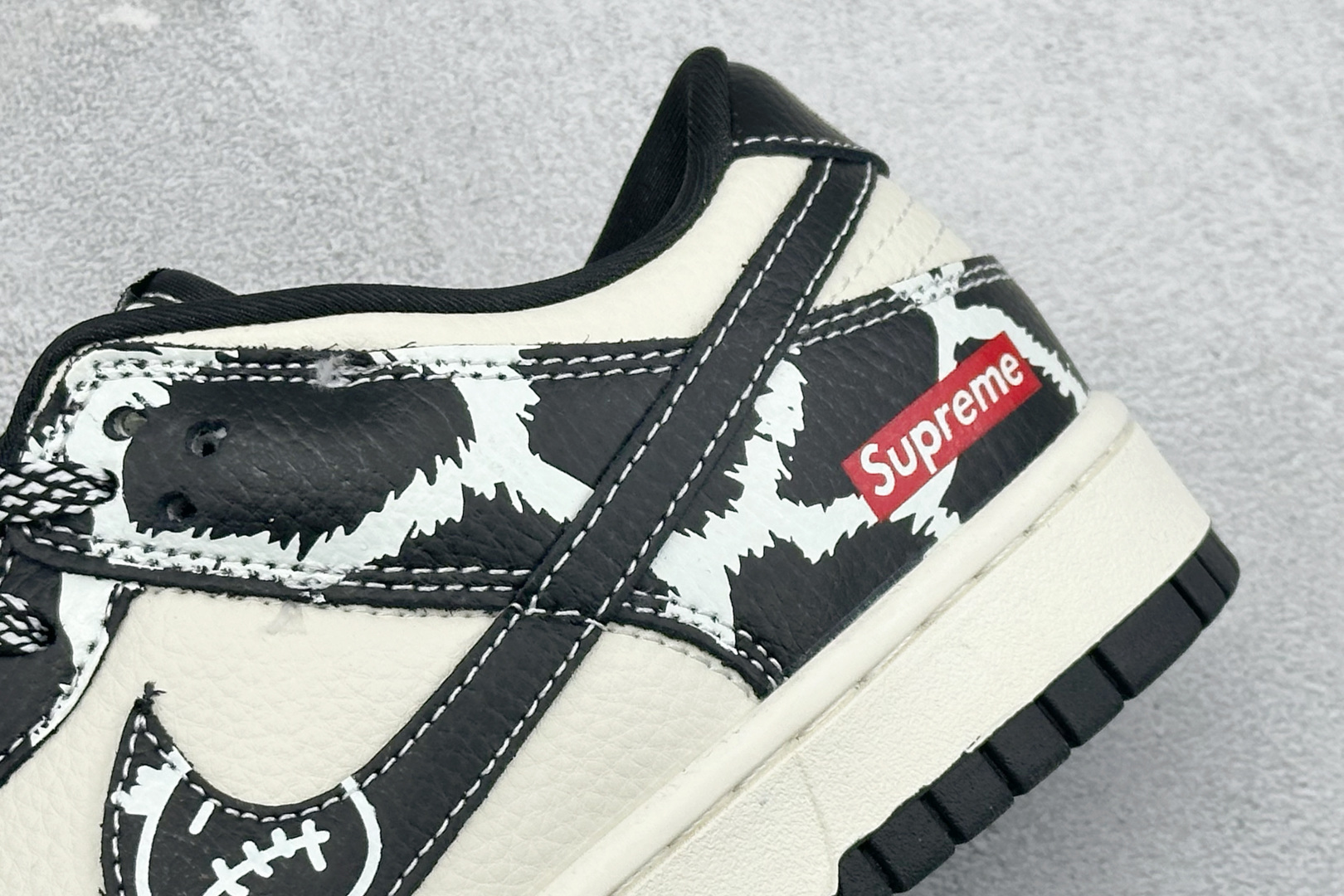 280 Nike SB Dunk Low “Supreme联名——鬼脸米黑奶牛” 高端定制 低帮休闲板鞋 SJ8888-005
