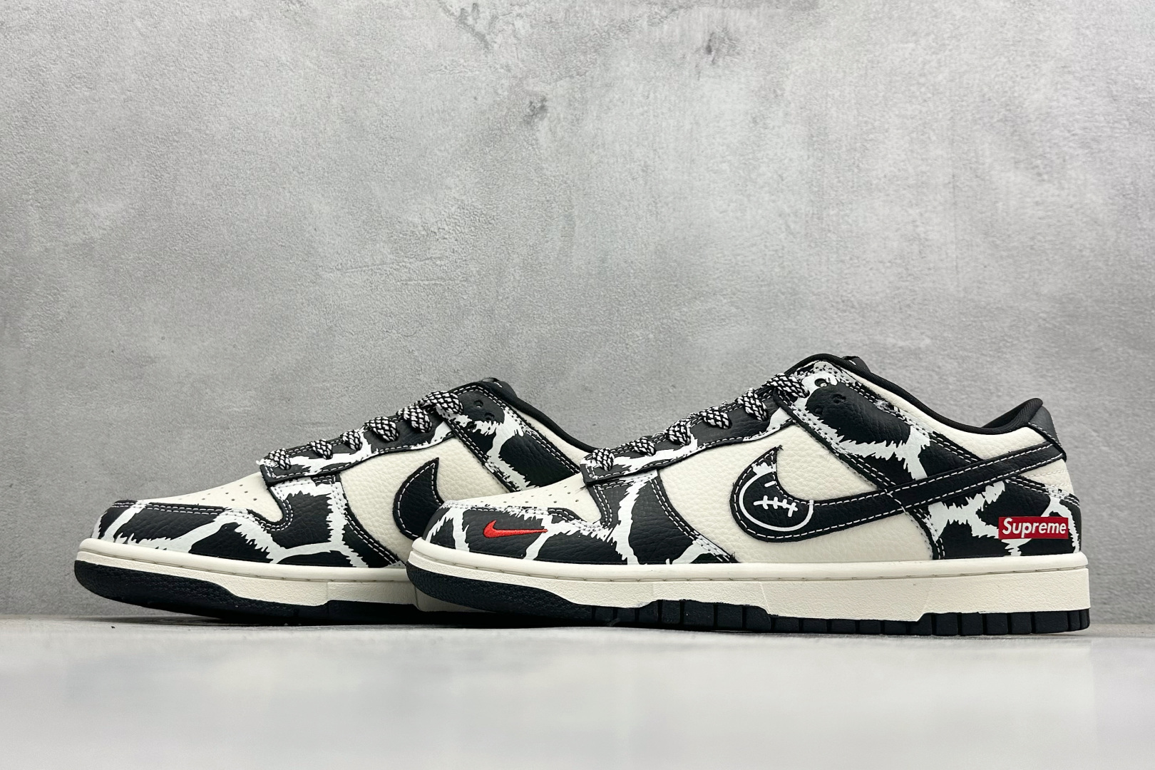 280 Nike SB Dunk Low “Supreme联名——鬼脸米黑奶牛” 高端定制 低帮休闲板鞋 SJ8888-005