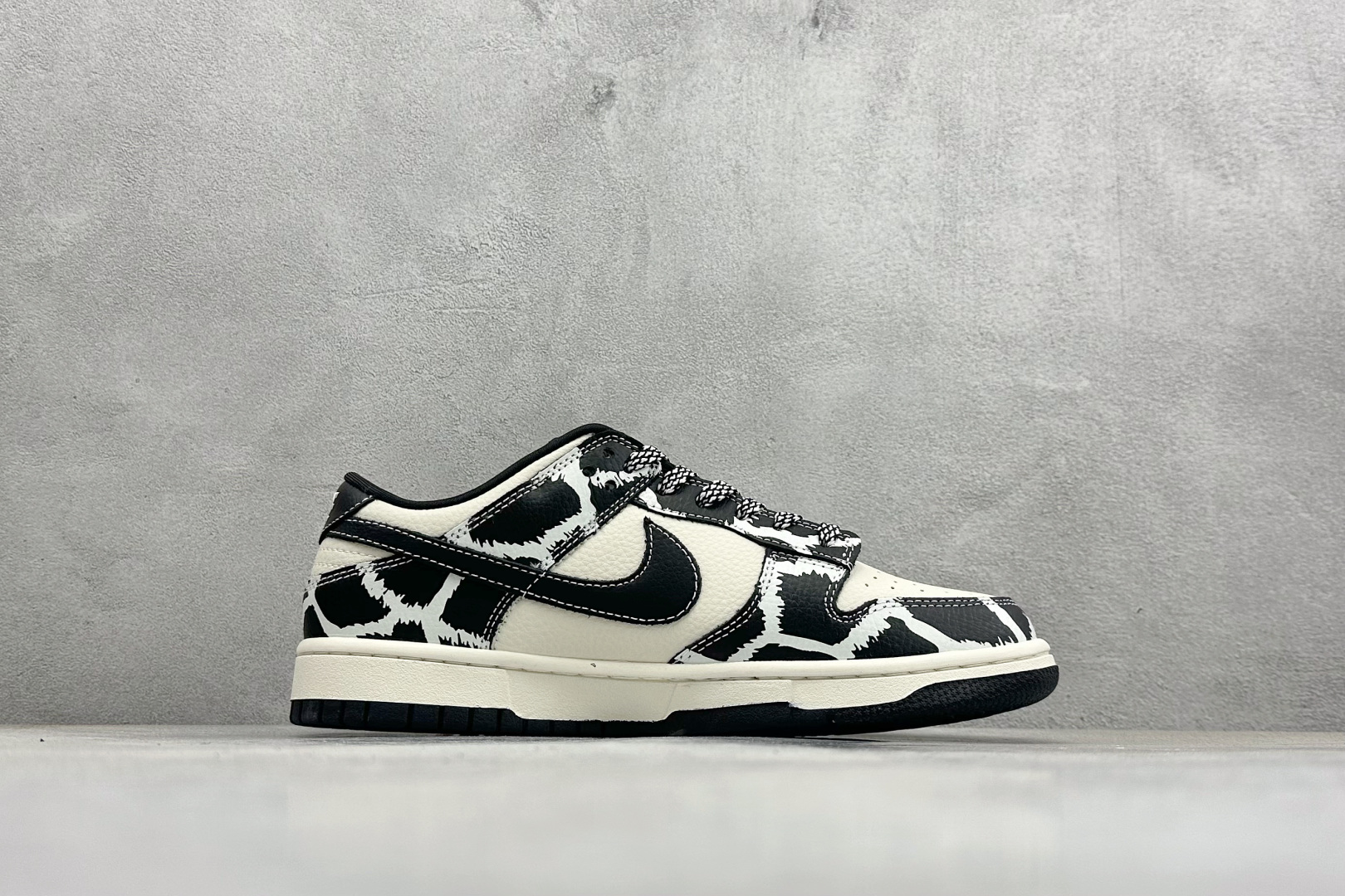 280 Nike SB Dunk Low “Supreme联名——鬼脸米黑奶牛” 高端定制 低帮休闲板鞋 SJ8888-005