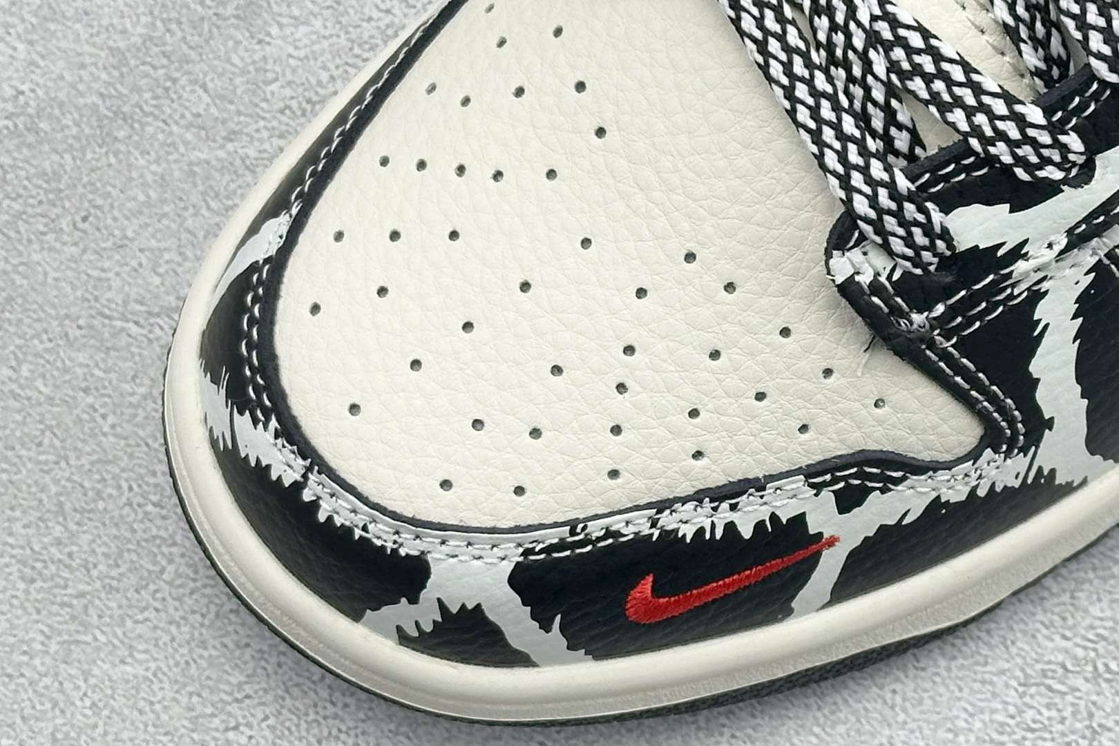 280 Nike SB Dunk Low “Supreme联名——鬼脸米黑奶牛” 高端定制 低帮休闲板鞋 SJ8888-005