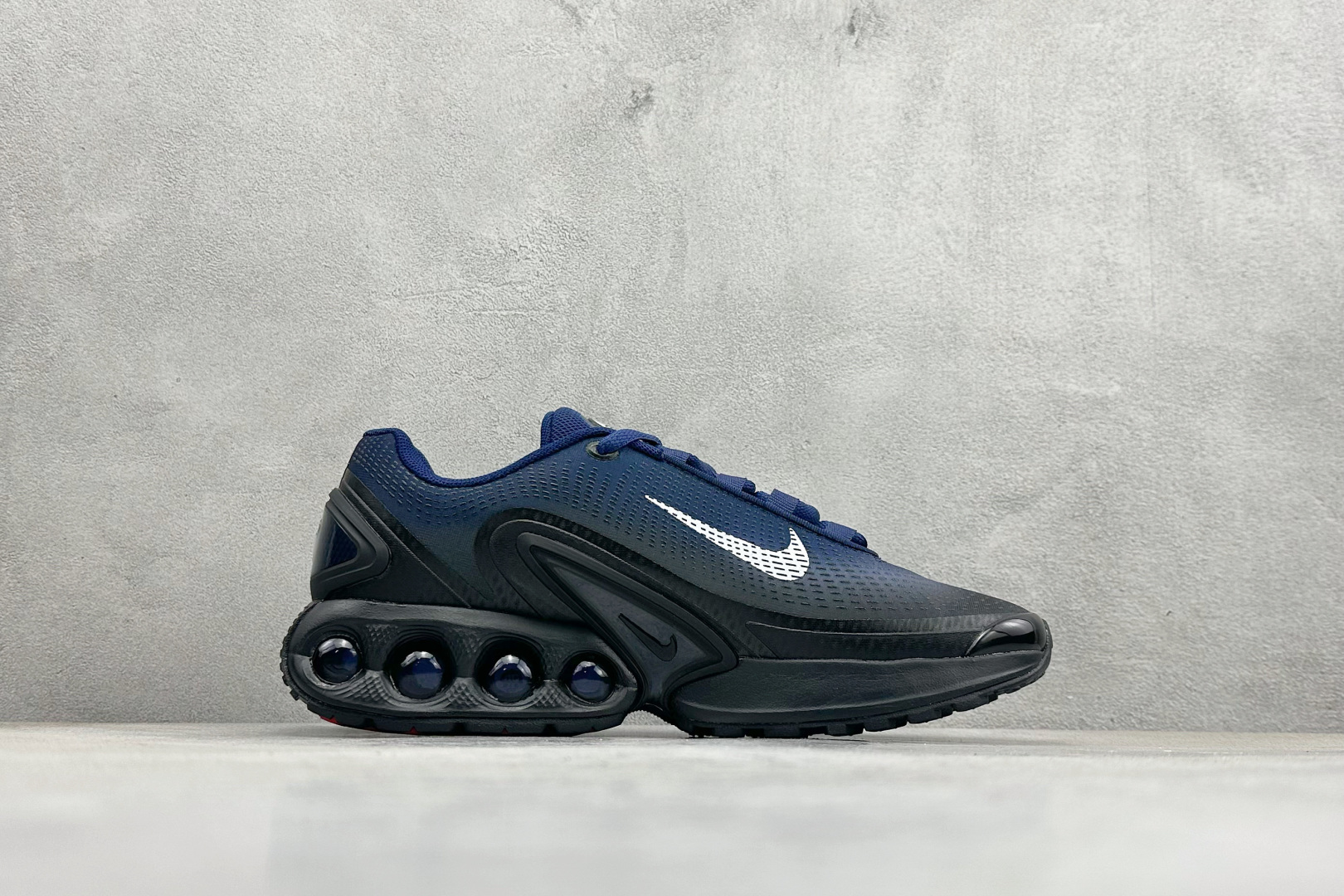 💰160 ❗️新品上架
【YH版本】
NK Air Max Dn 网布 舒适时尚低帮深蓝
今年 Air Max Day,搭载 “Dynamic Air”技术的 Nike Air Max Dn 首次亮相,四个分区圆形开窗气垫带来极高的辨识度。采用“Dynamic Air”技术加持,不仅具备着充满科技感的外观,更具备着优越的穿着质感。TPU 拱形稳定片为中足提供结构支撑,搭配后跟 TPU 贴片起到支撑跟腱的作用。注入式 Phylon 泡绵包裹 Air 气垫单元,适合街头行走的橡胶大底则包裹足跟部位,提供抓地力和耐穿性。
货号:IB3078-010
尺码:40-45没半码