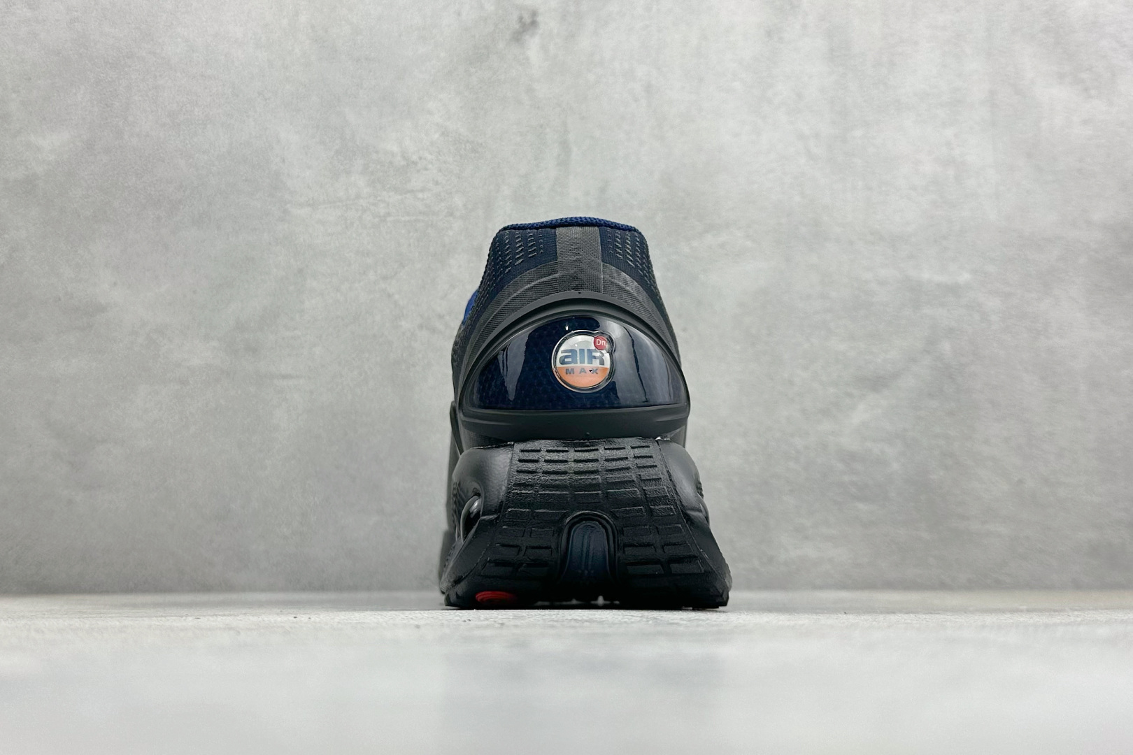 💰160 ❗️新品上架
【YH版本】
NK Air Max Dn 网布 舒适时尚低帮深蓝
今年 Air Max Day,搭载 “Dynamic Air”技术的 Nike Air Max Dn 首次亮相,四个分区圆形开窗气垫带来极高的辨识度。采用“Dynamic Air”技术加持,不仅具备着充满科技感的外观,更具备着优越的穿着质感。TPU 拱形稳定片为中足提供结构支撑,搭配后跟 TPU 贴片起到支撑跟腱的作用。注入式 Phylon 泡绵包裹 Air 气垫单元,适合街头行走的橡胶大底则包裹足跟部位,提供抓地力和耐穿性。
货号:IB3078-010
尺码:40-45没半码