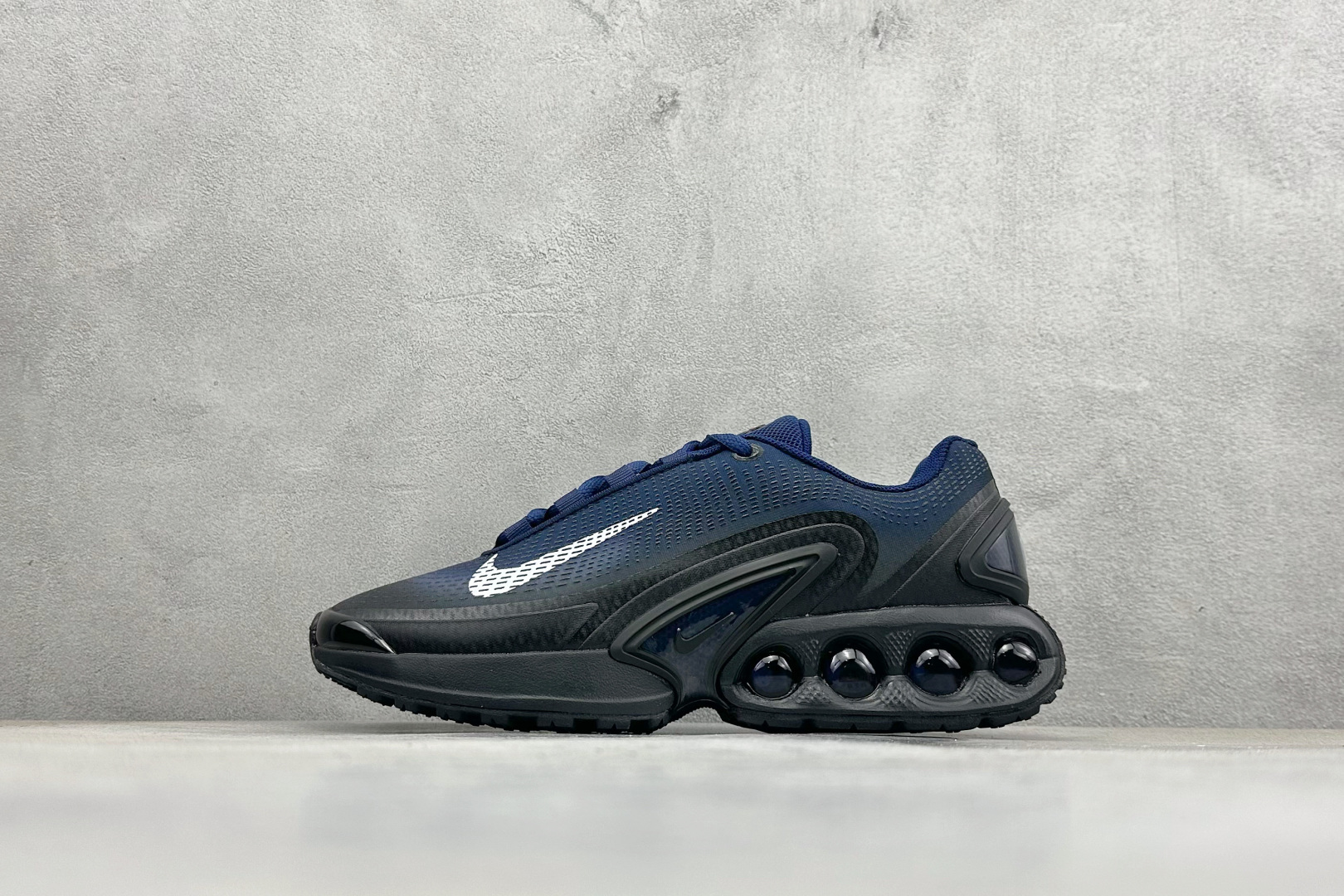 💰160    ❗️新品上架
【YH版本】
NK Air Max Dn 网布 舒适时尚低帮深蓝
今年 Air Max Day，搭载 “Dynamic Air”技术的 Nike Air Max Dn 首次亮相，四个分区圆形开窗气垫带来极高的辨识度。采用“Dynamic Air”技术加持，不仅具备着充满科技感的外观，更具备着优越的穿着质感。TPU 拱形稳定片为中足提供结构支撑，搭配后跟 TPU 贴片起到支撑跟腱的作用。注入式 Phylon 泡绵包裹 Air 气垫单元，适合街头行走的橡胶大底则包裹足跟部位，提供抓地力和耐穿性。
货号：IB3078-010
尺码：40-45没半码