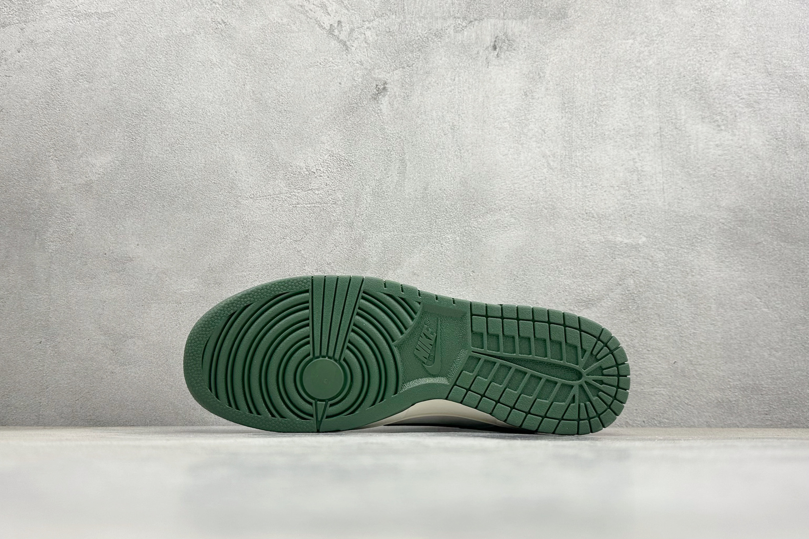 280 SC版Nike SB Dunk 三方联名 米白灰绿 高端定制 低帮休闲板鞋 SG6688-004