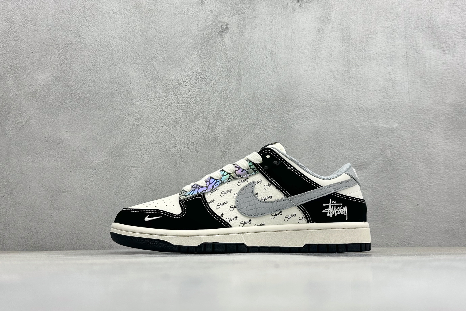 💰250    ❗️新品上架
【公司级B版】
NK SB Dunk Low 斯图西联名 高端定制 低帮休闲板鞋
#定制鞋盒 大厂纯原品质出货 超高清洁度 皮料切割干净无任何毛边 细节完美 
货号：XS6089-635
尺码：36 36.5 37.5 38 38.5 39 40 40.5 41 42 42.5 43 44 44.5 45