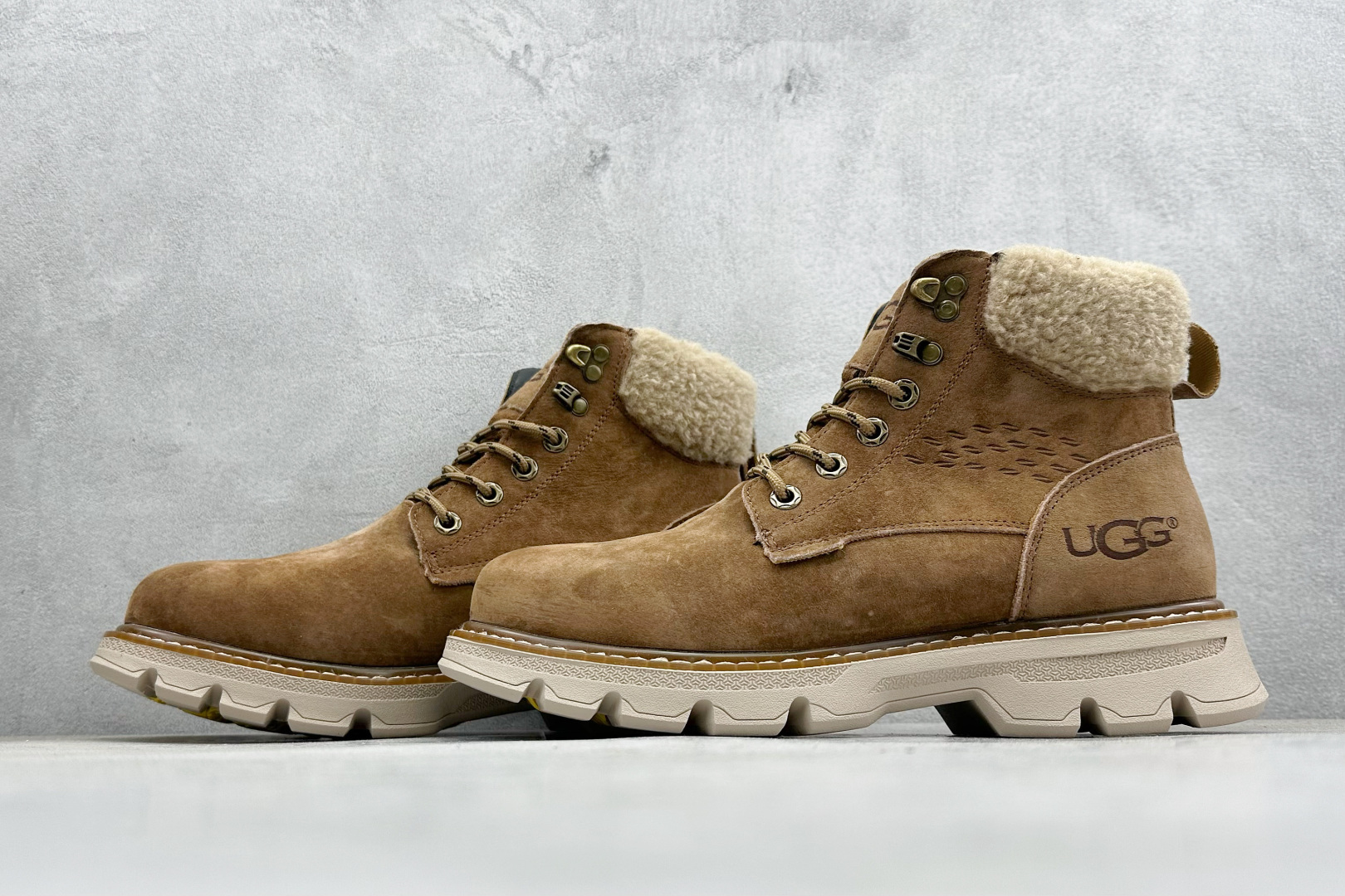 320 UGGTasman Weather Hybrid 塔斯曼混合系列中帮轻量休闲马丁靴“ U5869