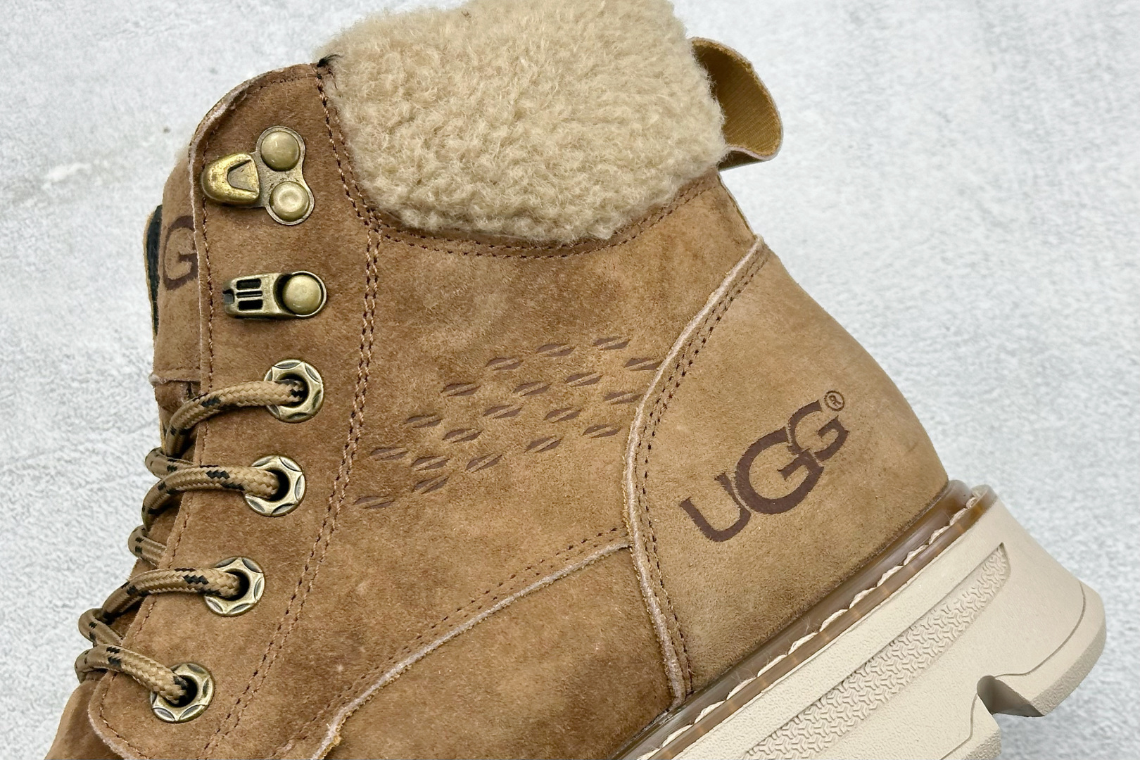 320 UGGTasman Weather Hybrid 塔斯曼混合系列中帮轻量休闲马丁靴“ U5869