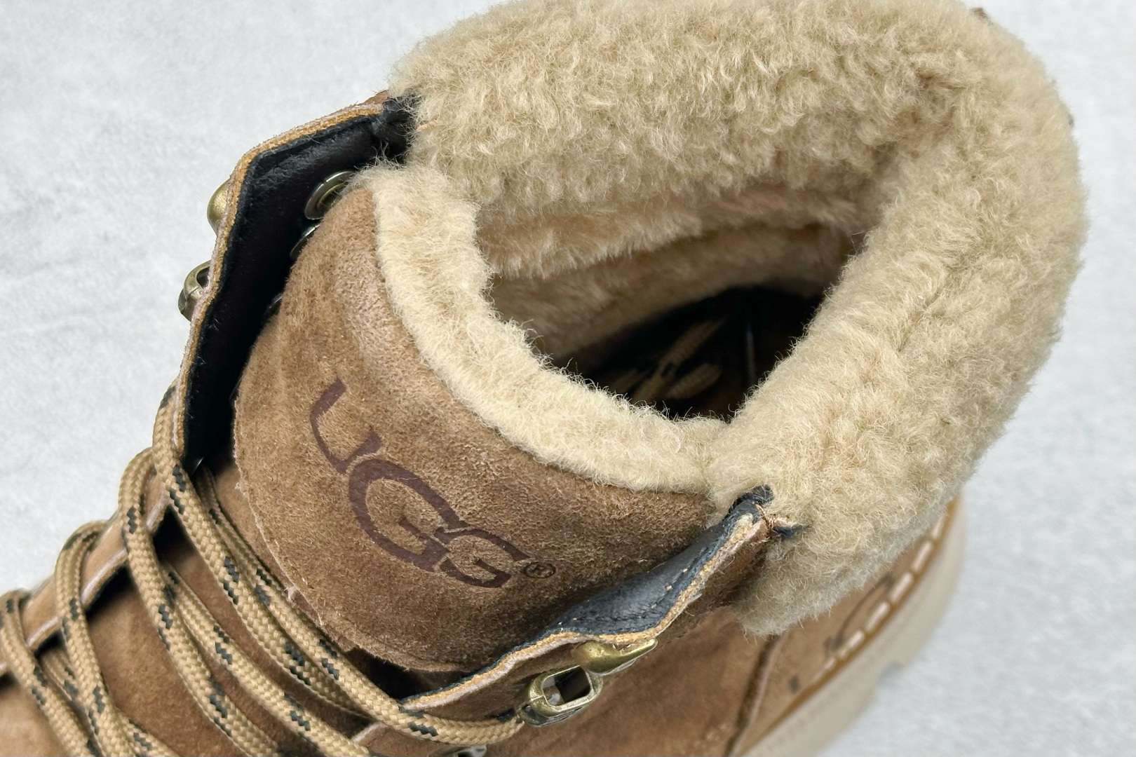 320 UGGTasman Weather Hybrid 塔斯曼混合系列中帮轻量休闲马丁靴“ U5869