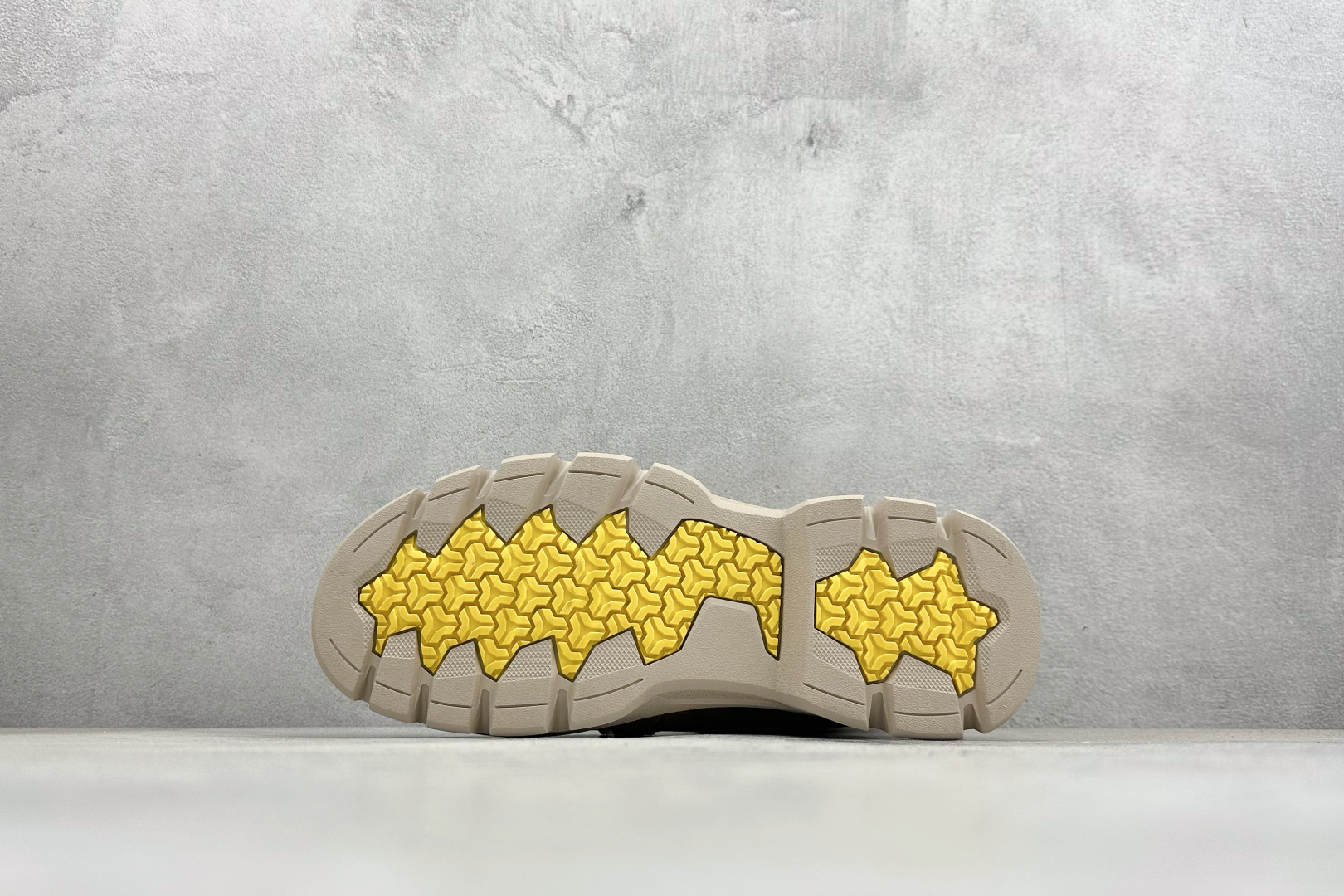 320 UGGTasman Weather Hybrid 塔斯曼混合系列中帮轻量休闲马丁靴“ U5869