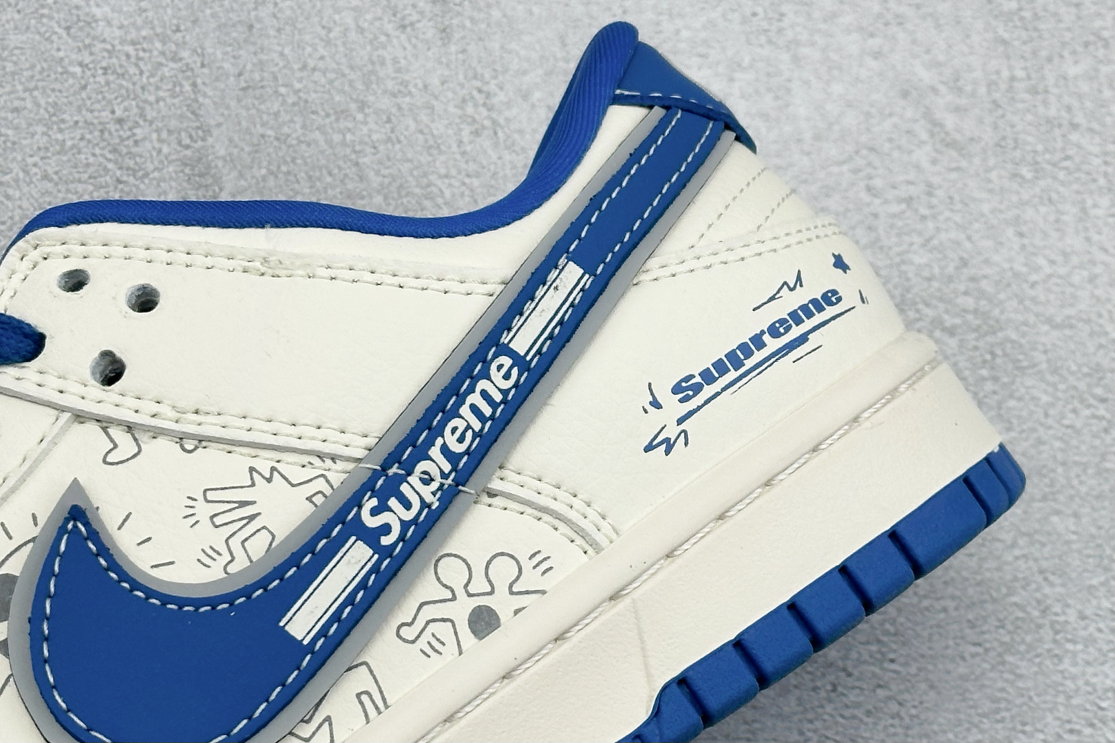 280 Nike SB Dunk Low “Superme联名------奶白蓝渡鸦” 高端定制 低帮休闲板鞋 XD1588-237