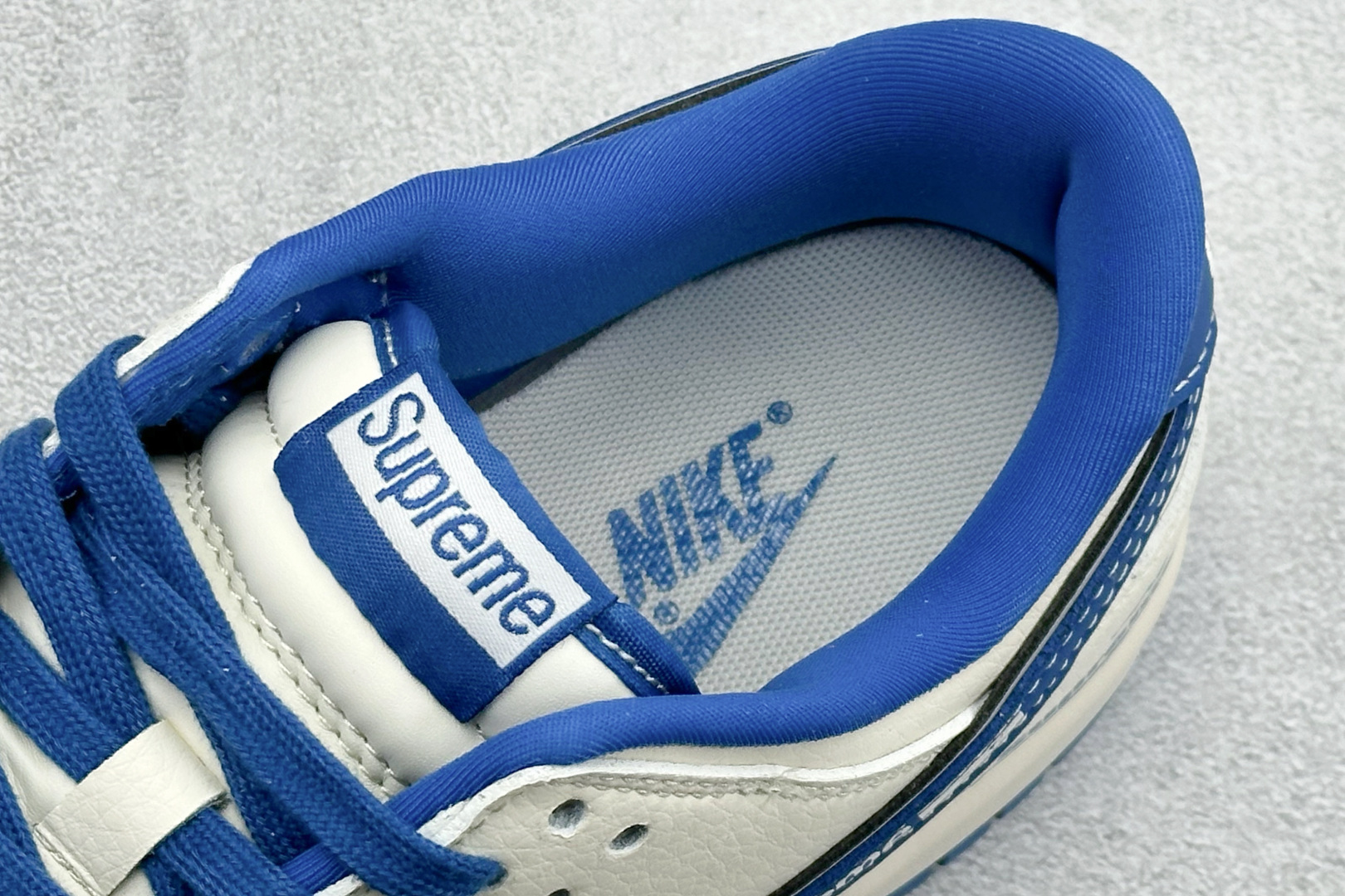 280 Nike SB Dunk Low “Superme联名------奶白蓝渡鸦” 高端定制 低帮休闲板鞋 XD1588-237