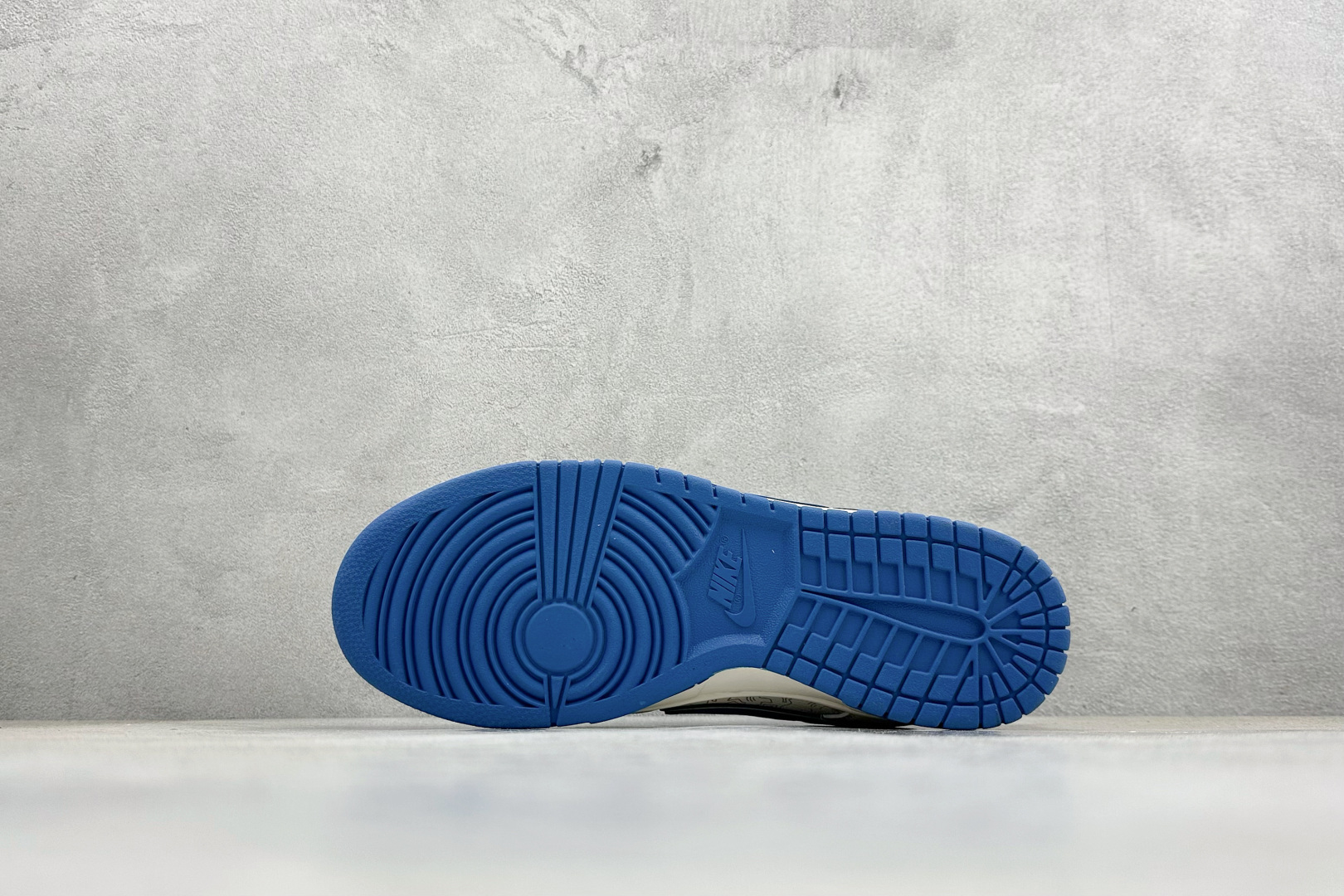 280 Nike SB Dunk Low “Superme联名------奶白蓝渡鸦” 高端定制 低帮休闲板鞋 XD1588-237